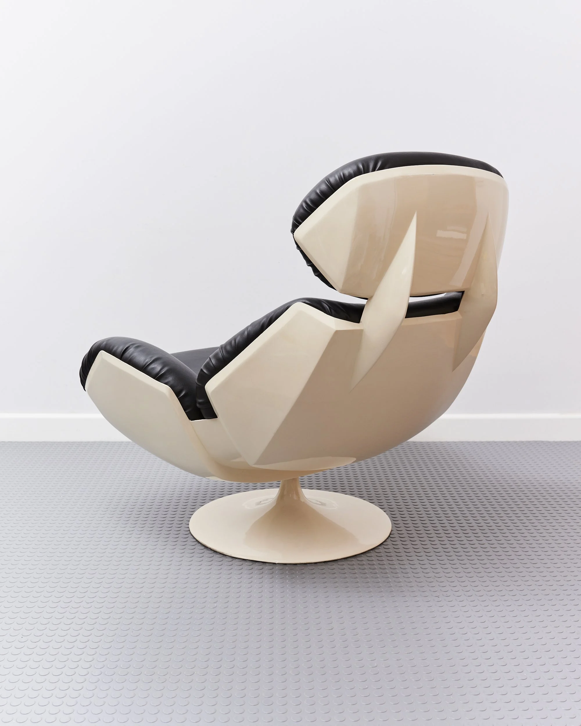 lurashell.swivel.space.age.lounge.chair.glassfibre.leather.1970 1.jpg