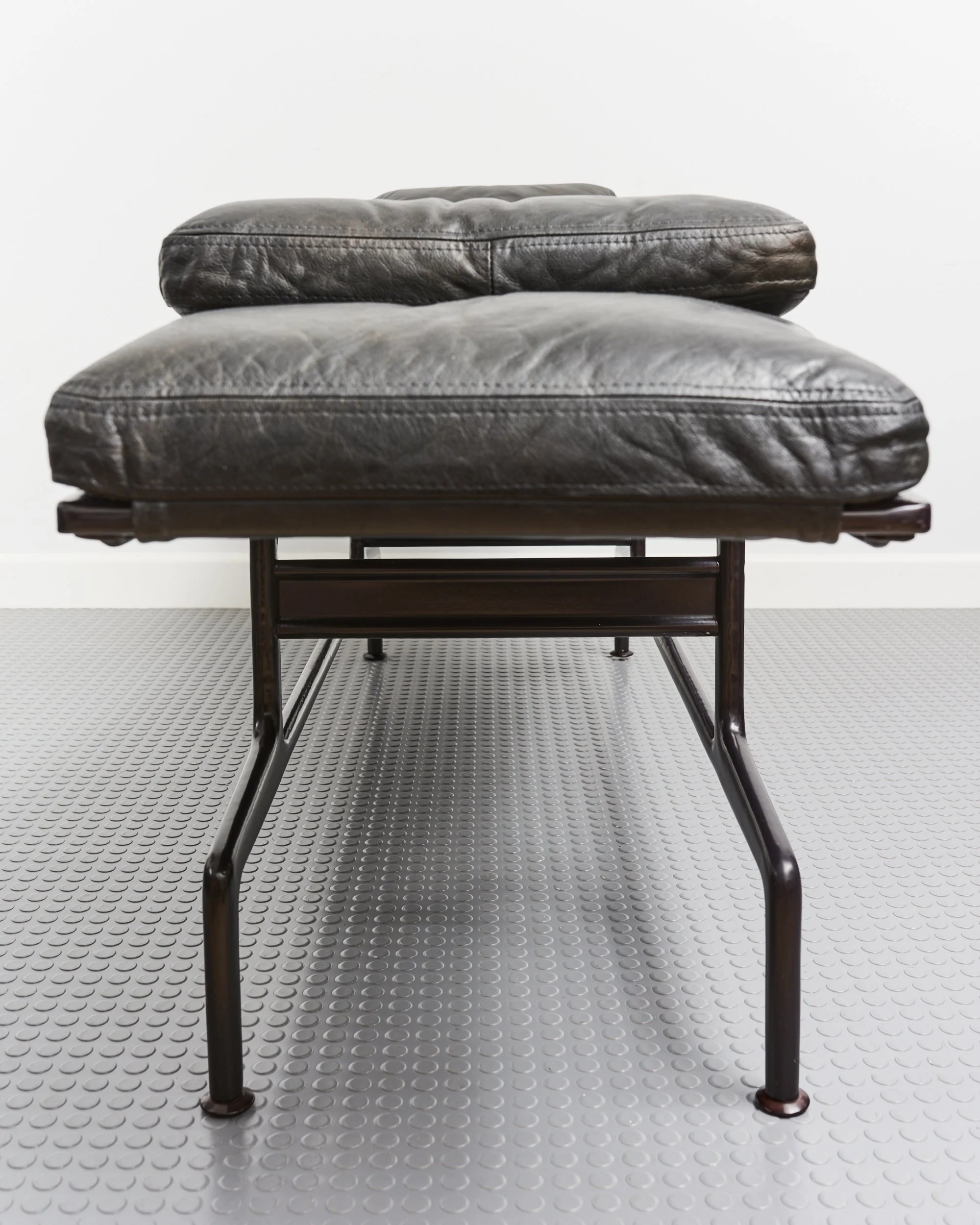 eames.herman.miller.billy.wilder.daybed.chaise.lounge.es106.leather.1970 4.jpg