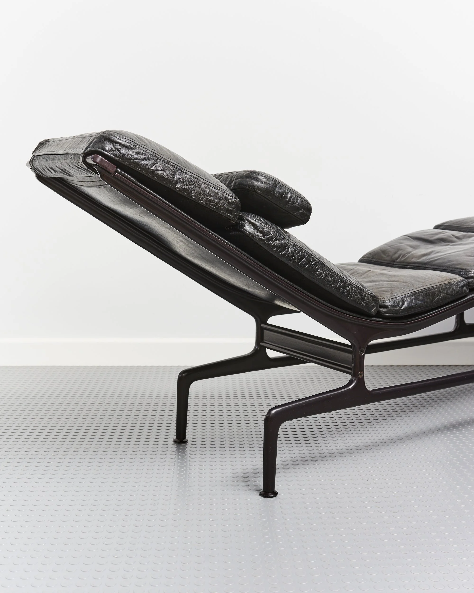 eames.herman.miller.billy.wilder.daybed.chaise.lounge.es106.leather.1970.jpg