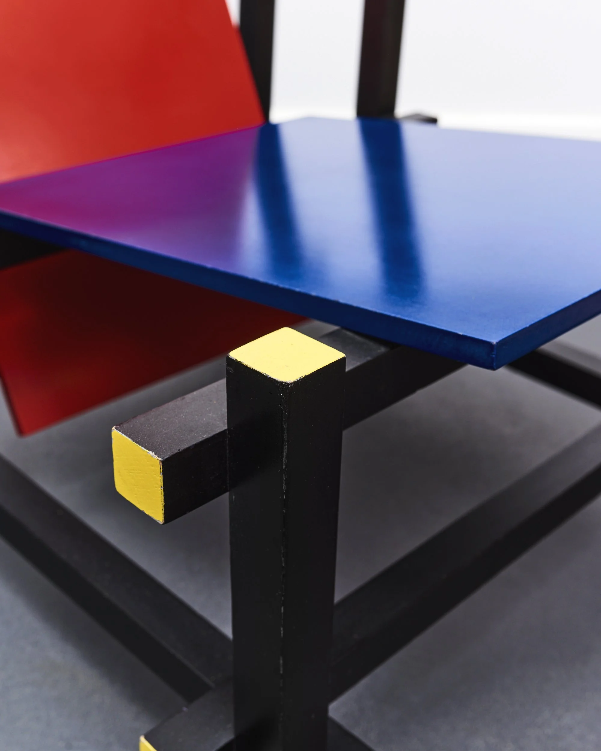 red.blue.chair.gerrit.rietveld.de.stijl.dutch.groenekan.1918 2.jpg