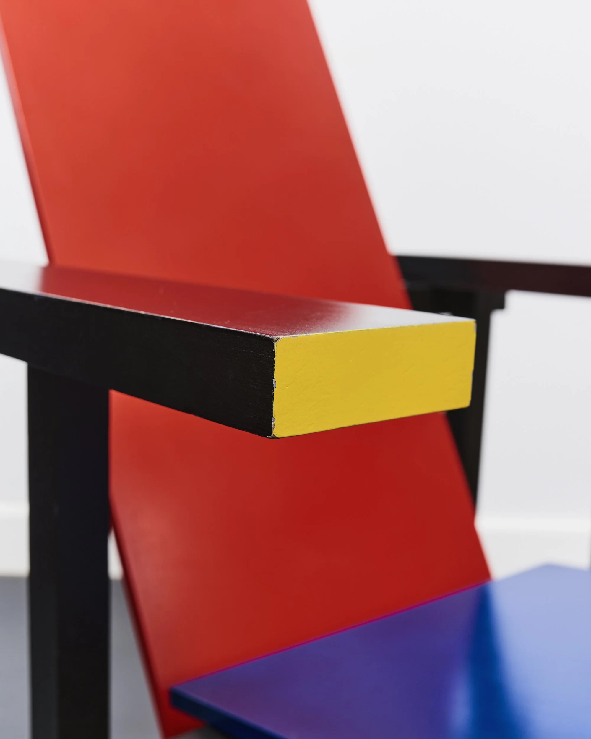 red.blue.chair.gerrit.rietveld.de.stijl.dutch.groenekan.1918 3.jpg