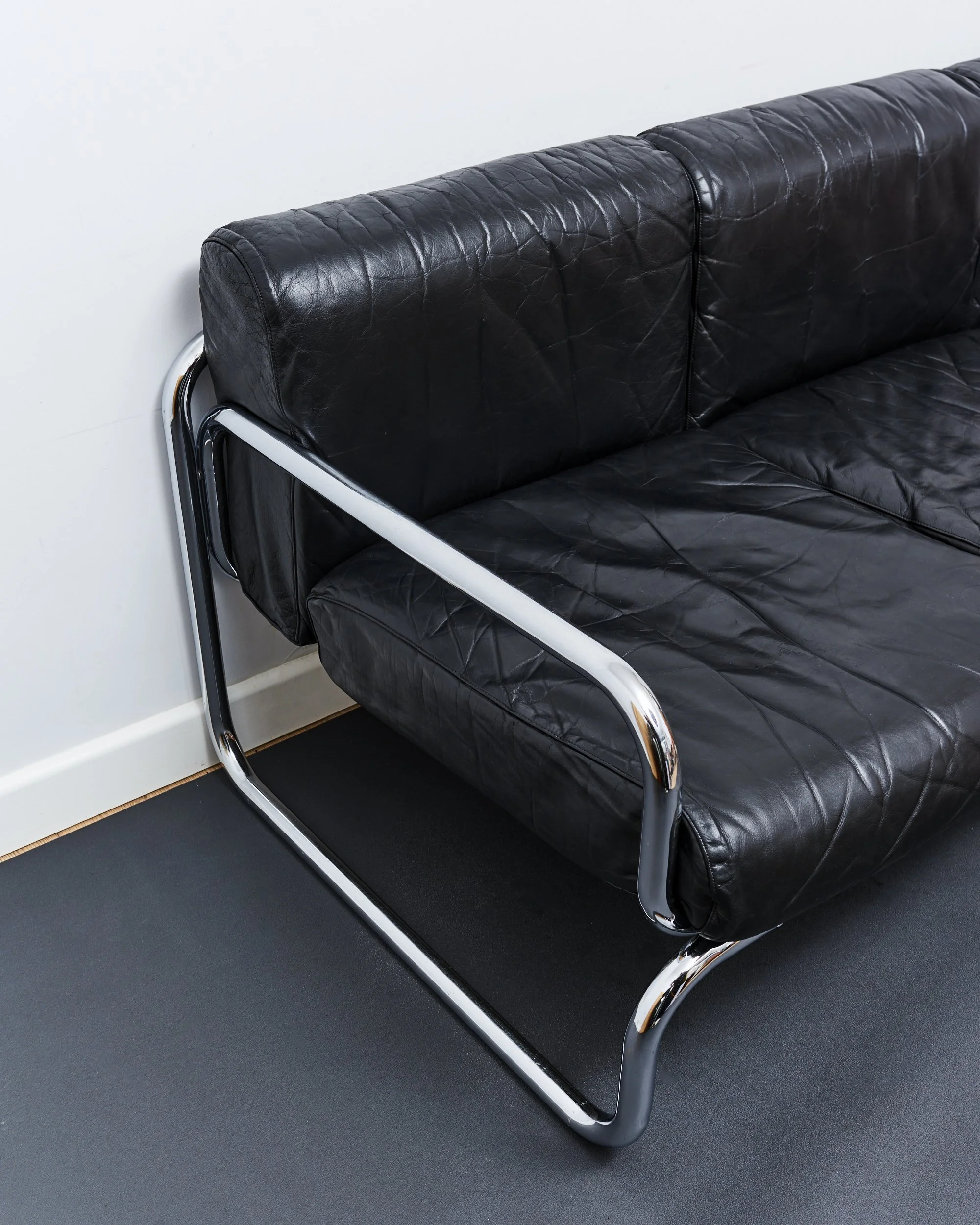 rodney.kinsman.omk.tubular.chrome.leather.sofa.1970 4.jpg