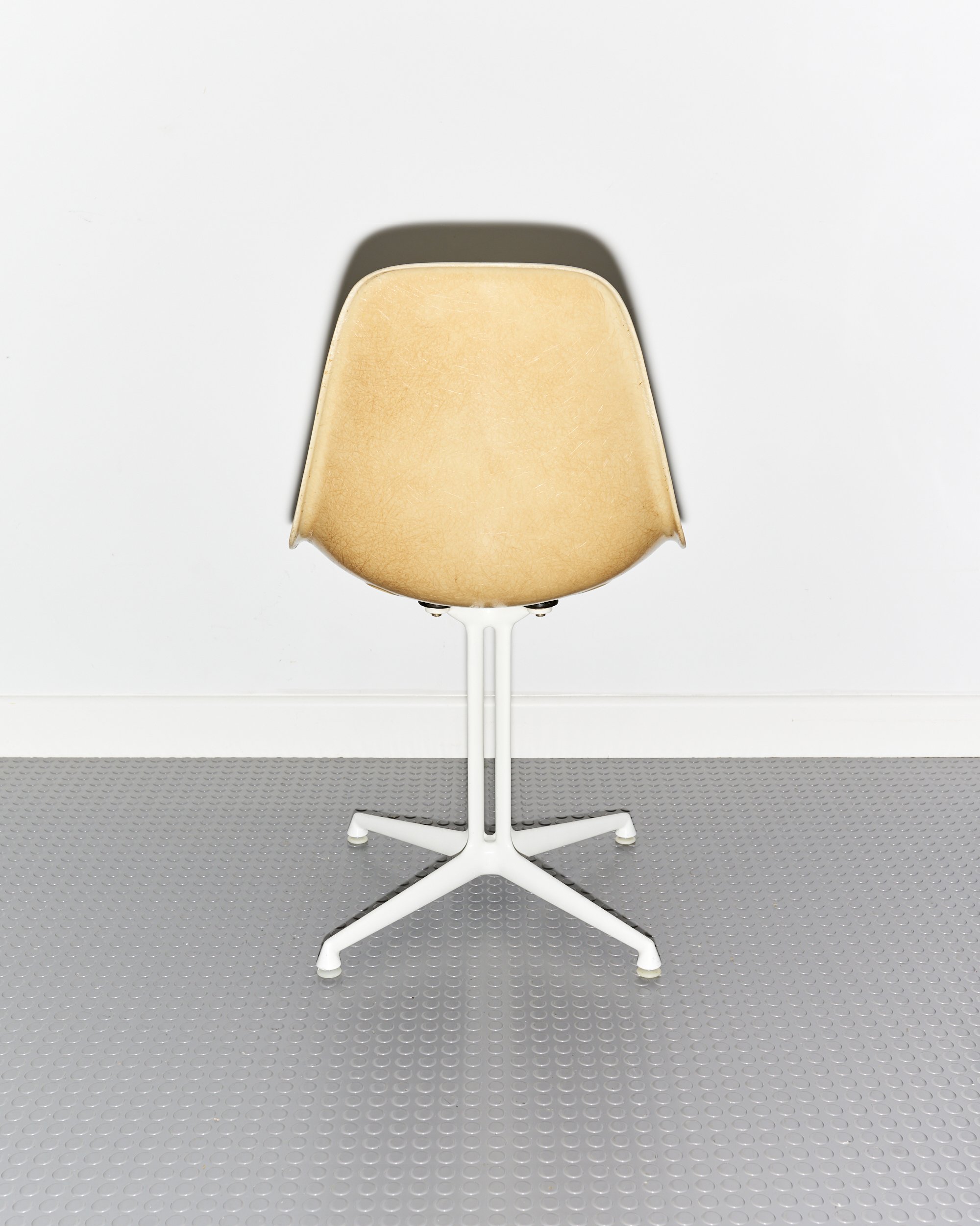 vintage.charles.ray.eames.la.fonda.chair.white.fibreglass.herman.miller.1960 4.jpg