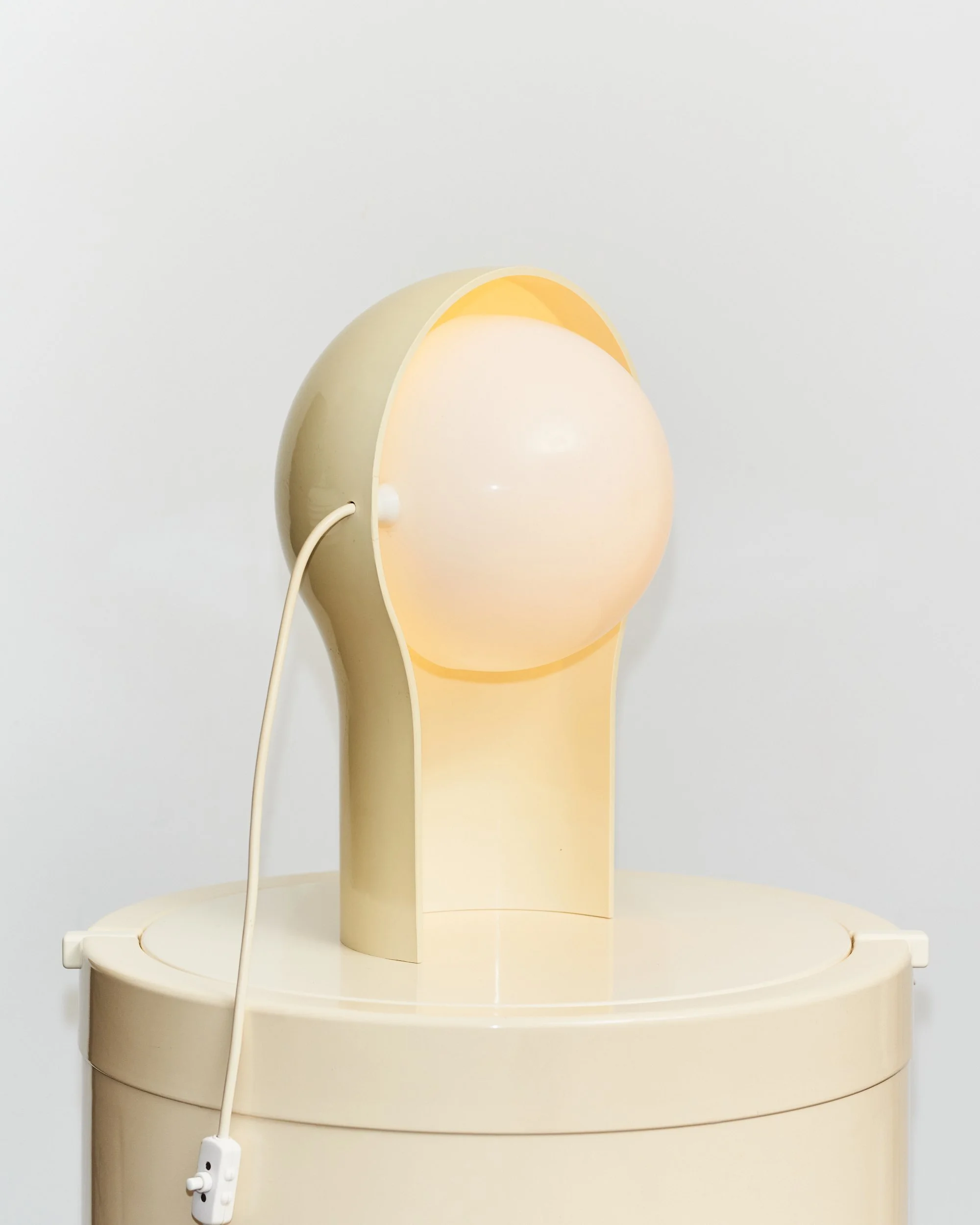 vico.magistretti.telegono.table.lamp.artemide.1968.jpg