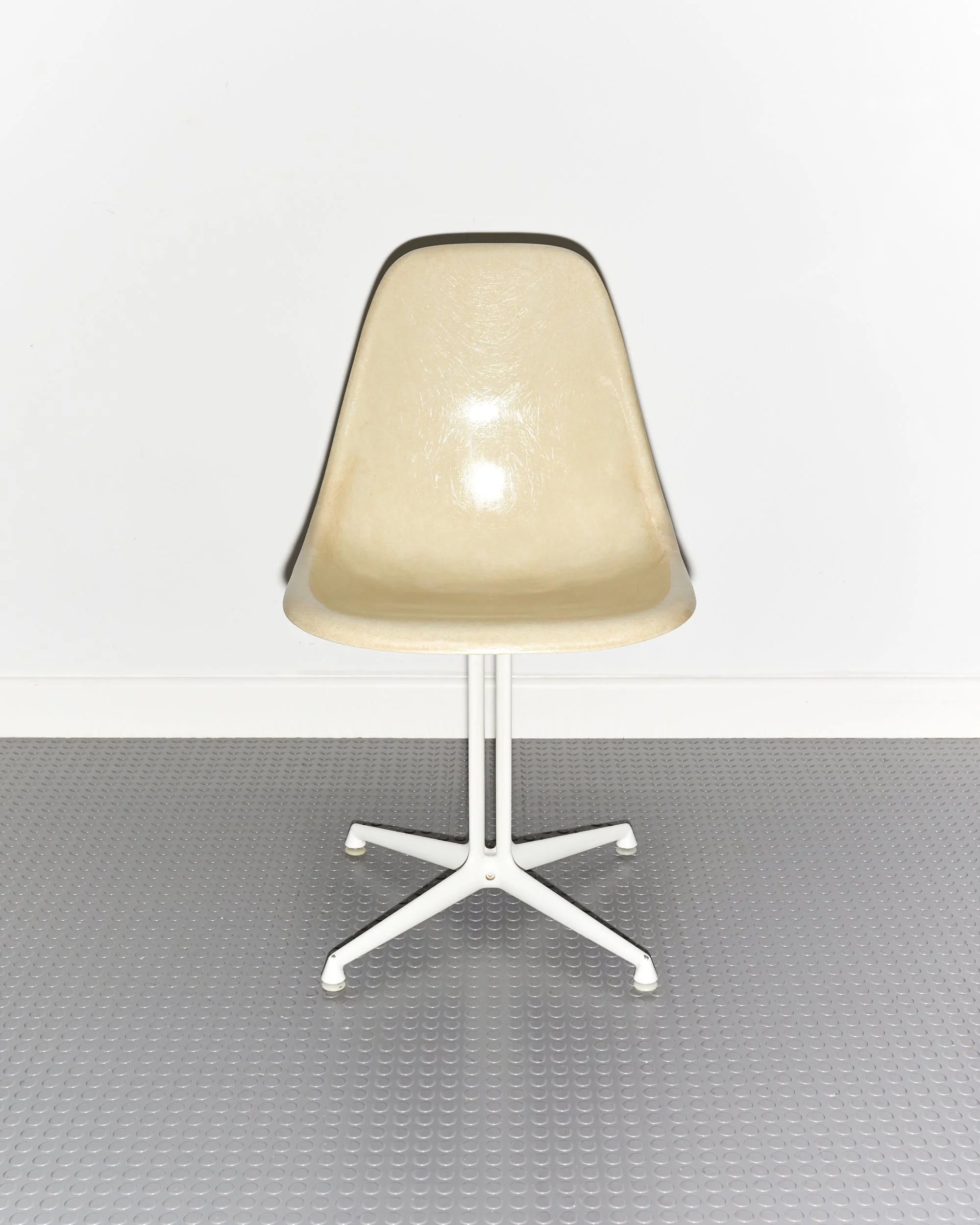 vintage.charles.ray.eames.la.fonda.chair.white.fibreglass.herman.miller.1960.jpg