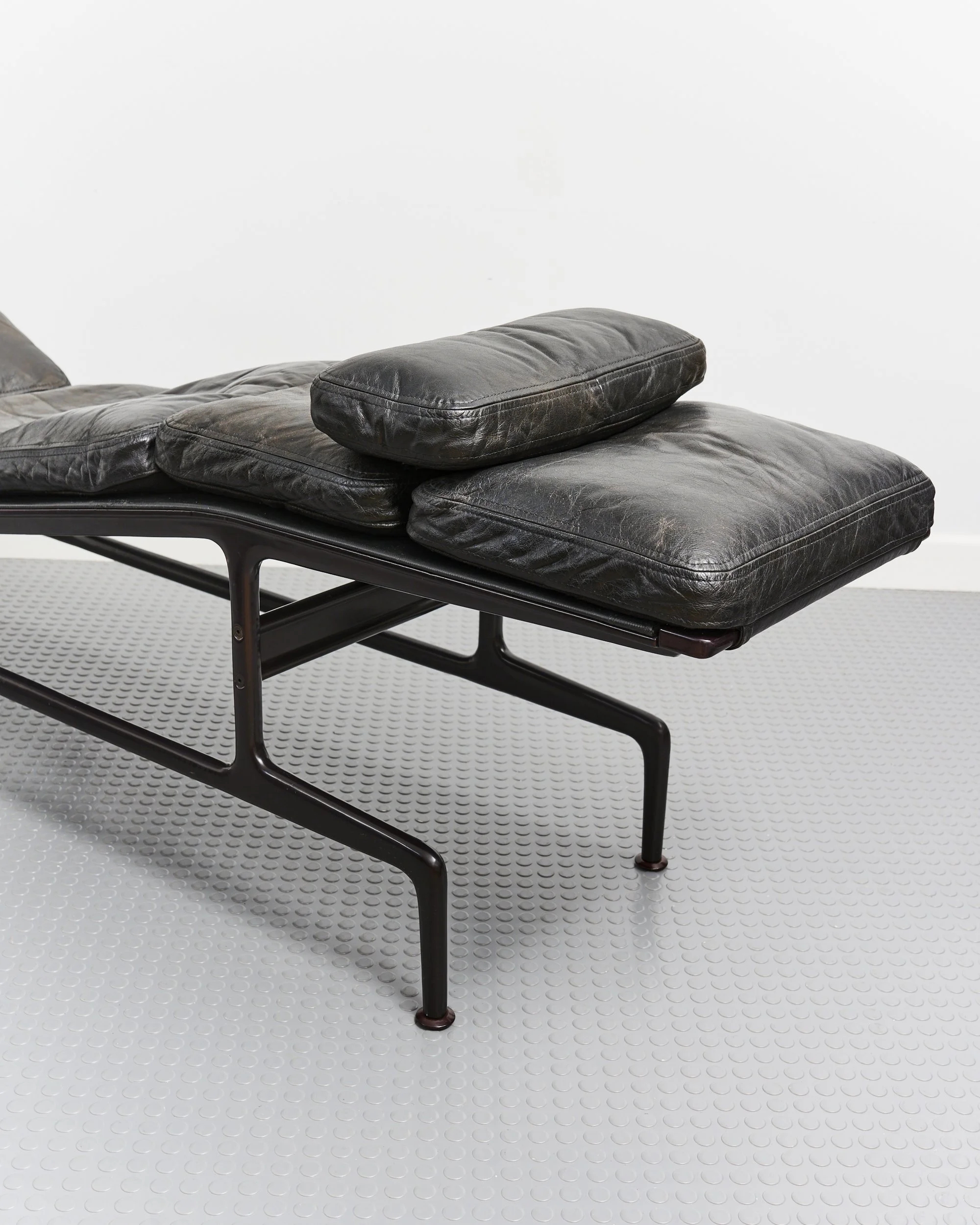 eames.herman.miller.billy.wilder.daybed.chaise.lounge.es106.leather.1970 1.jpg
