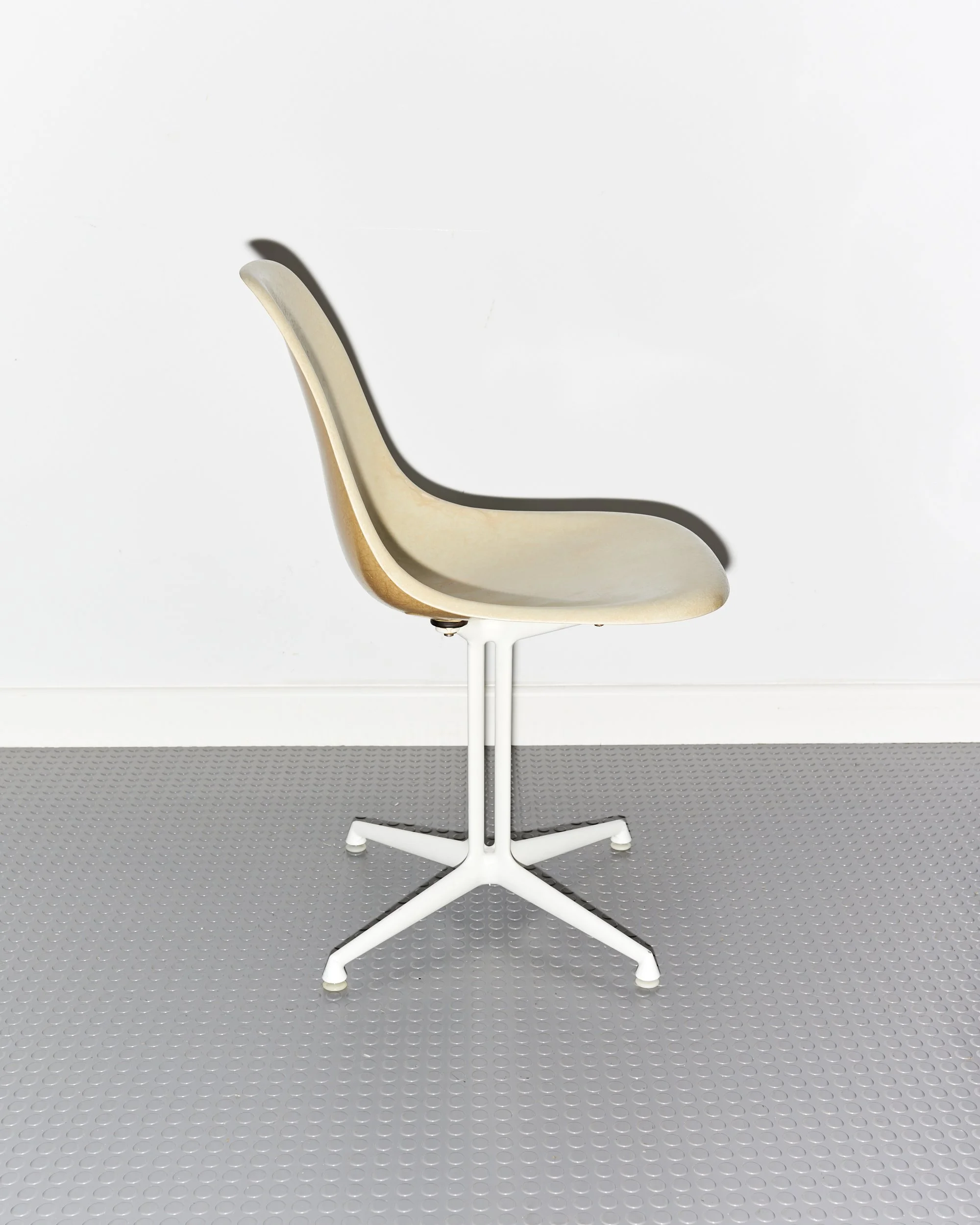vintage.charles.ray.eames.la.fonda.chair.white.fibreglass.herman.miller.1960 2.jpg