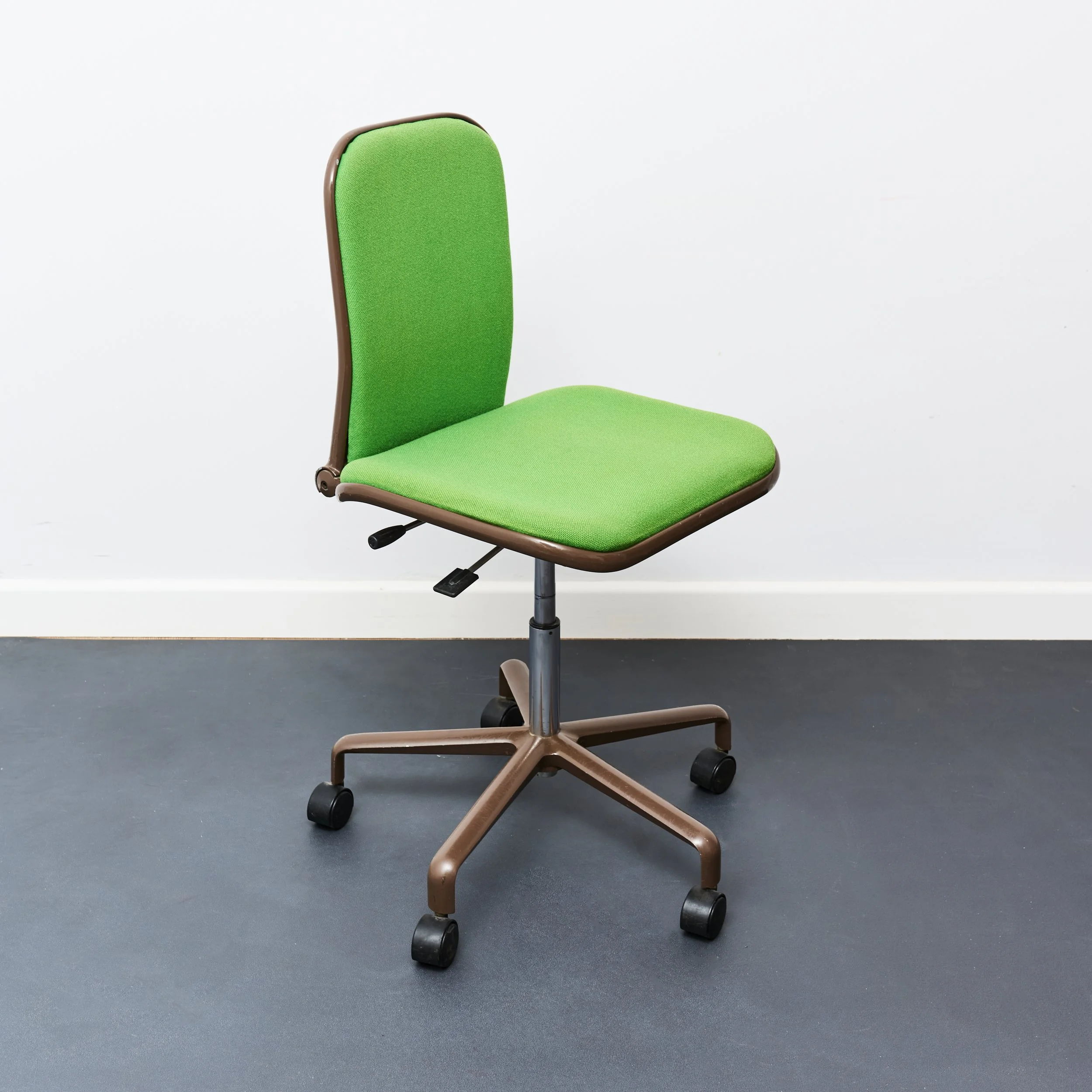 frederick.scott.supporto.office.chair.hille.1980 4.jpg