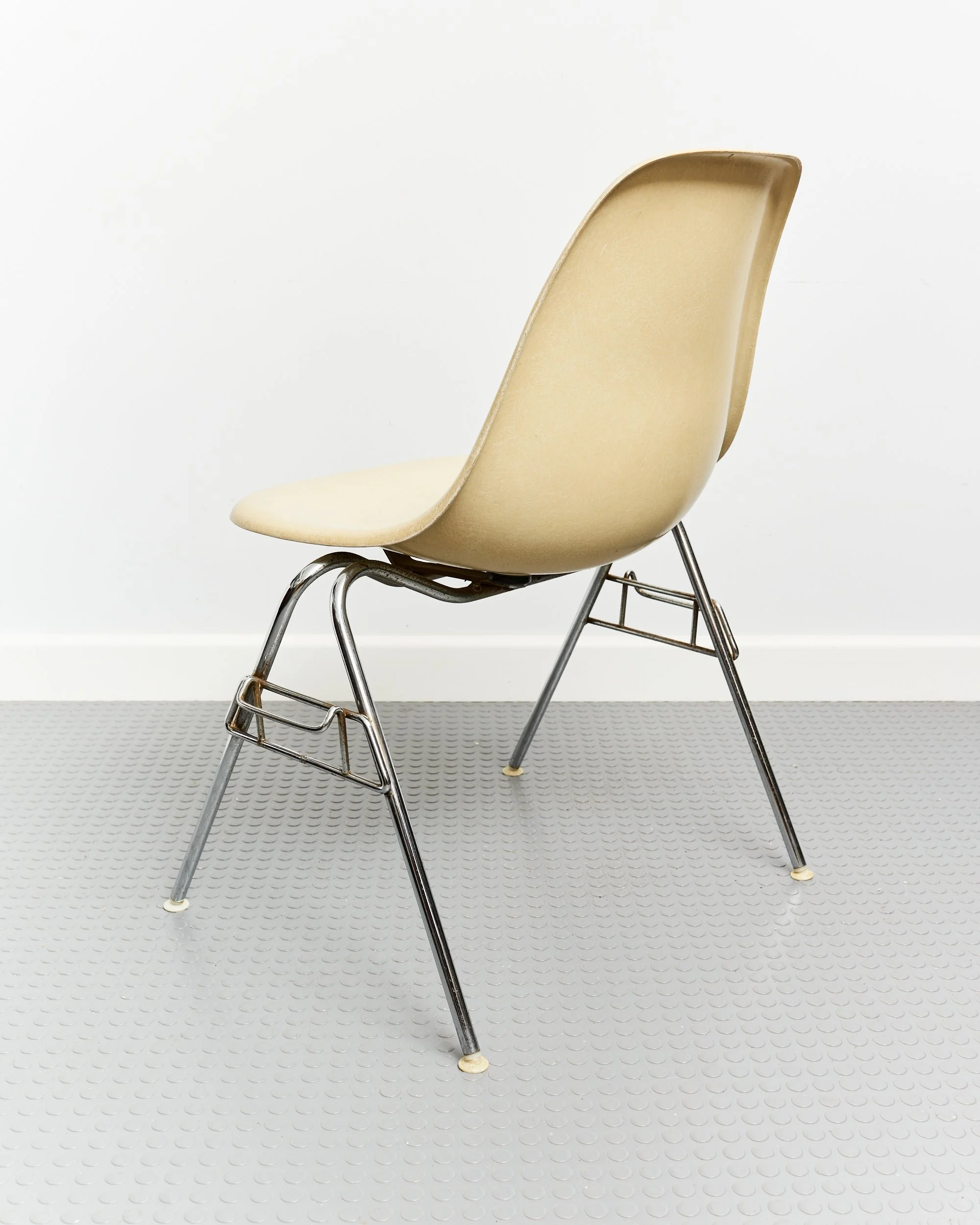 charles.ray.eames.fibreglass.dss.chairs.herman.miller.1960 2.jpg