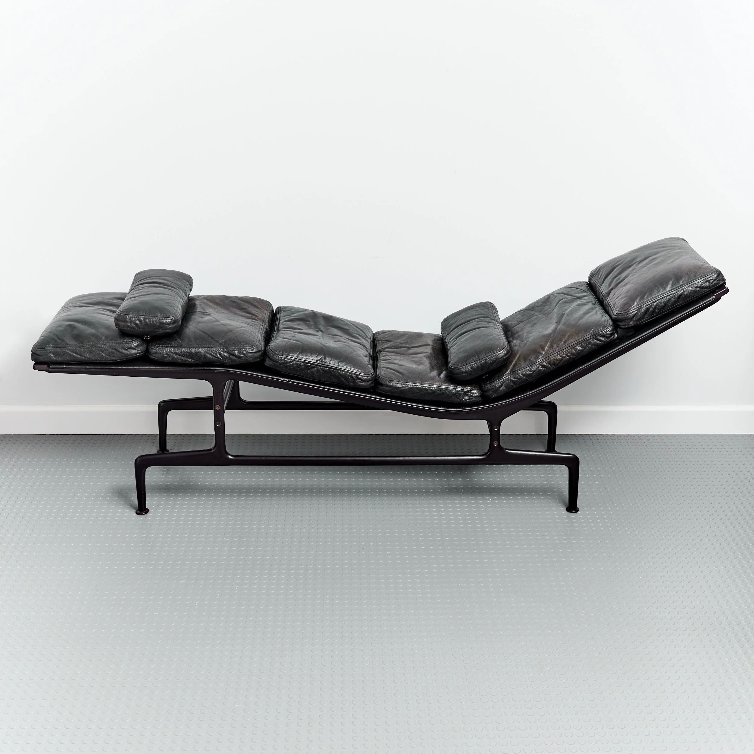 eames.herman.miller.billy.wilder.daybed.chaise.lounge.es106.leather.1970 10.jpg