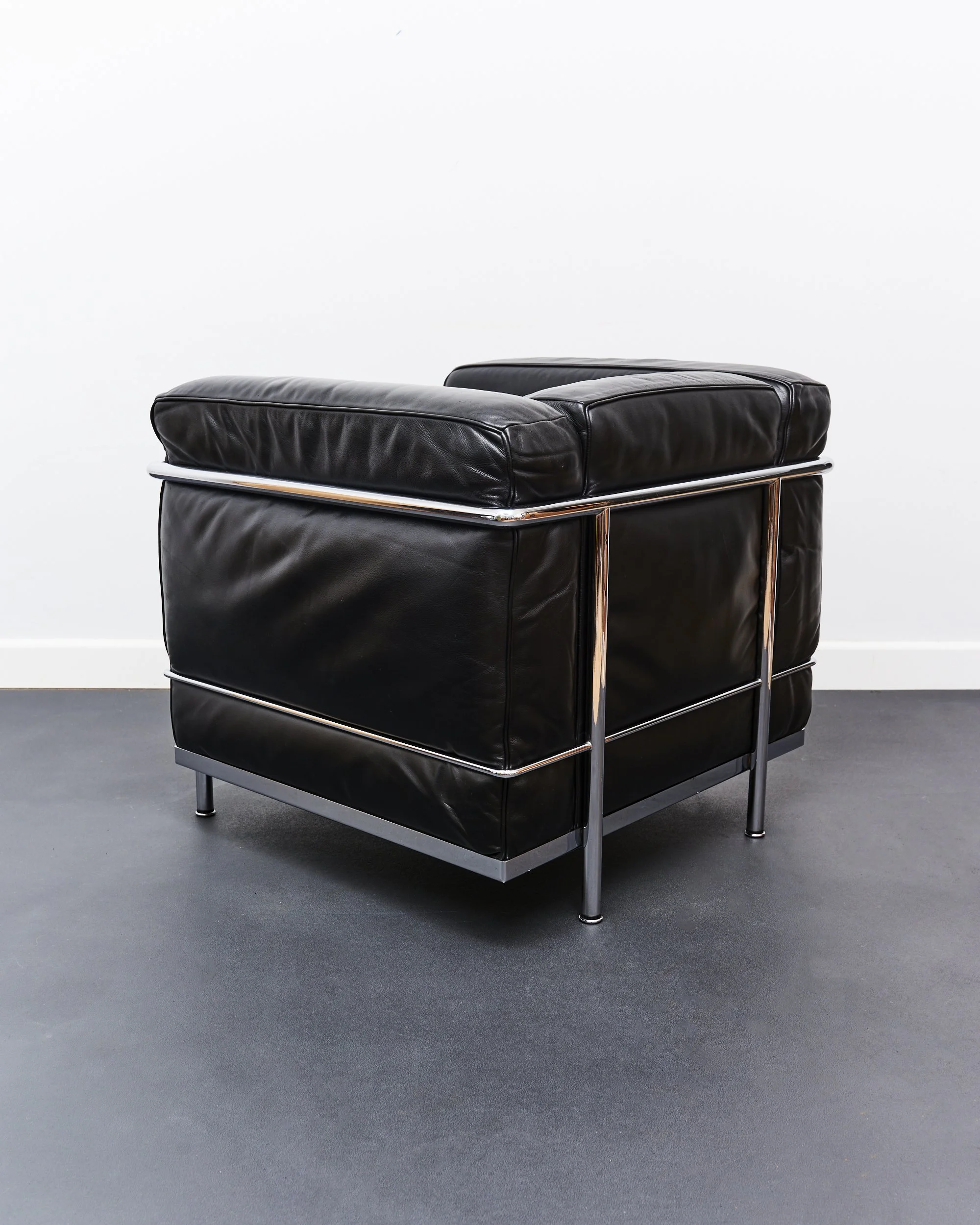 cassina.lc2.Fauteuil.Grand.Confort.petit.modèle.le.corbusier.20251029.FURNITURE24361.jpg