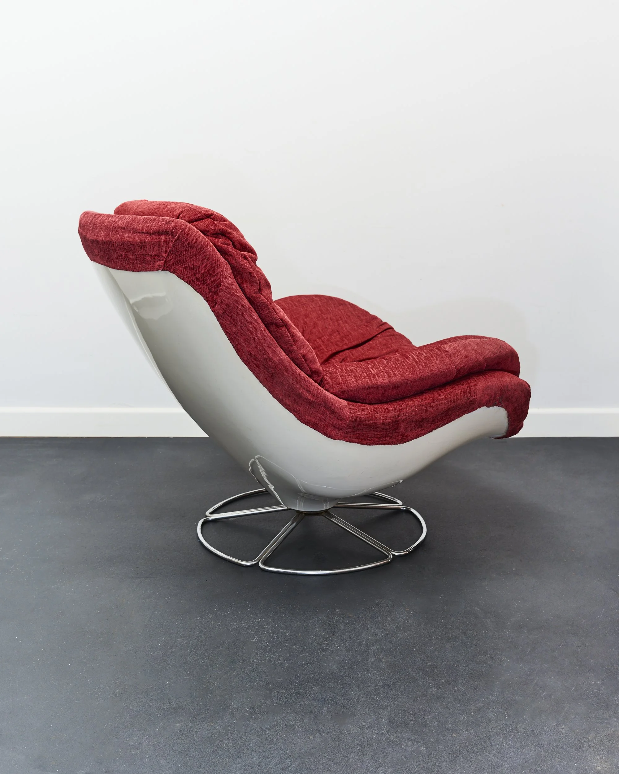 space.age.white.swivel.fibreglass.lounge.chair.red.karate.elda 7.jpg