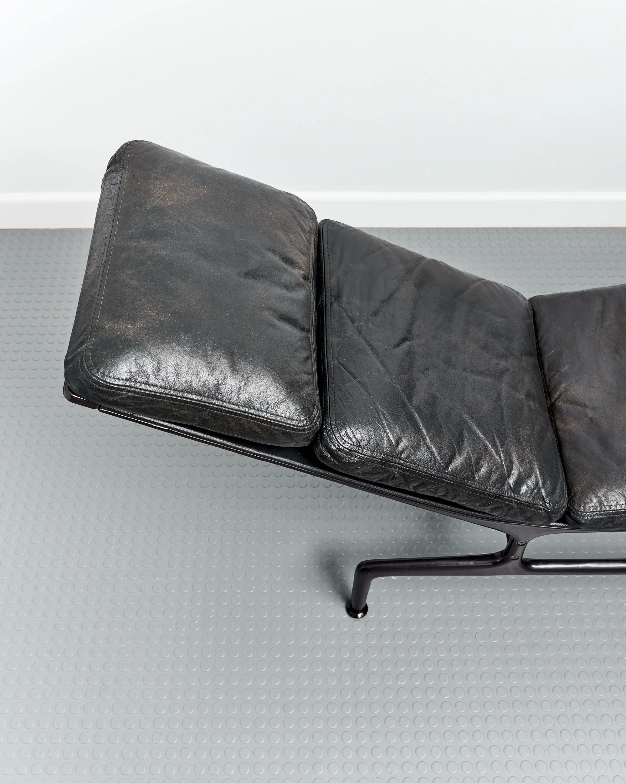 eames.herman.miller.billy.wilder.daybed.chaise.lounge.es106.leather.1970 13.jpg