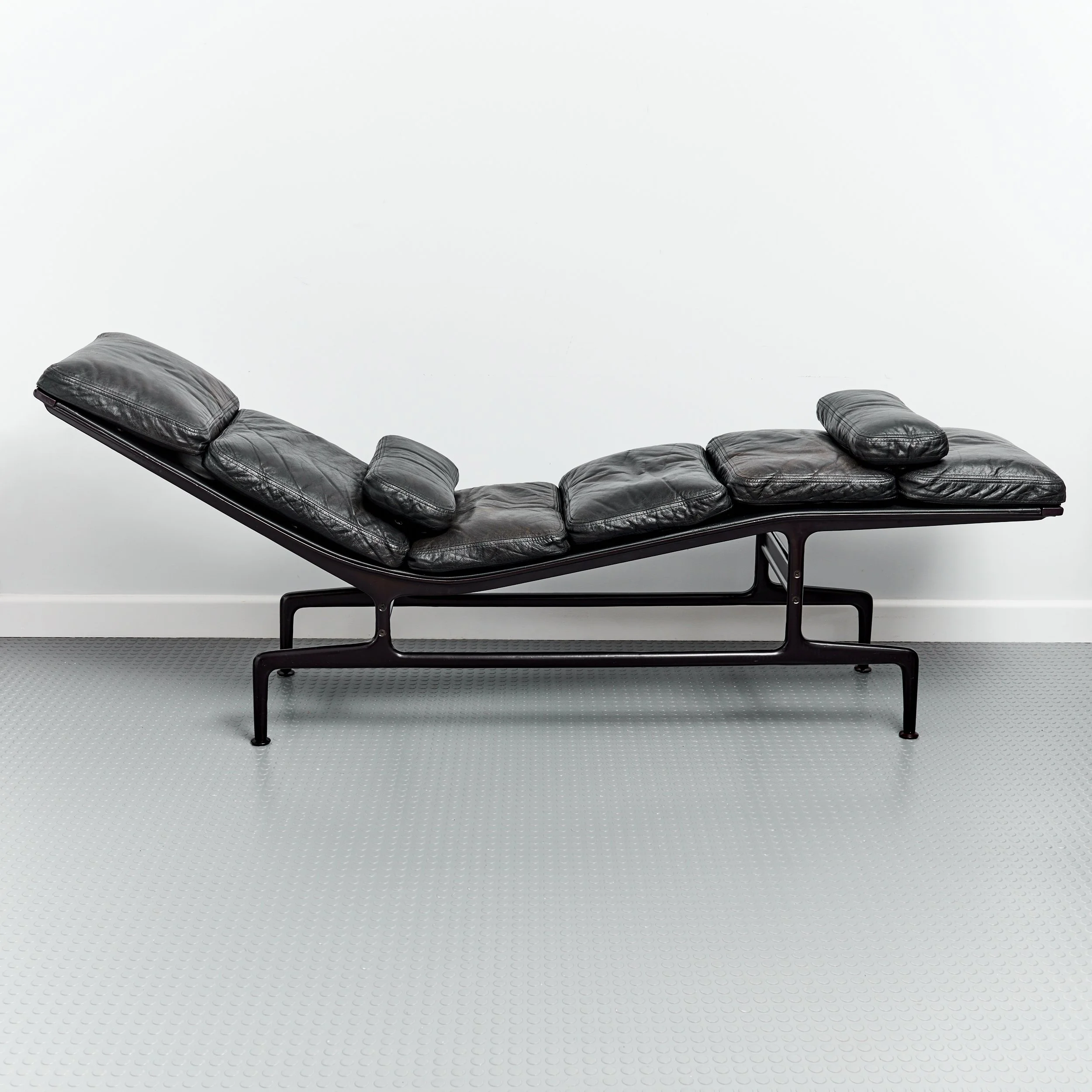 Stunning 'Billy Wilder' ES-106 Leather Chaise Lounge Daybed by Eames for Herman Miller C.1975