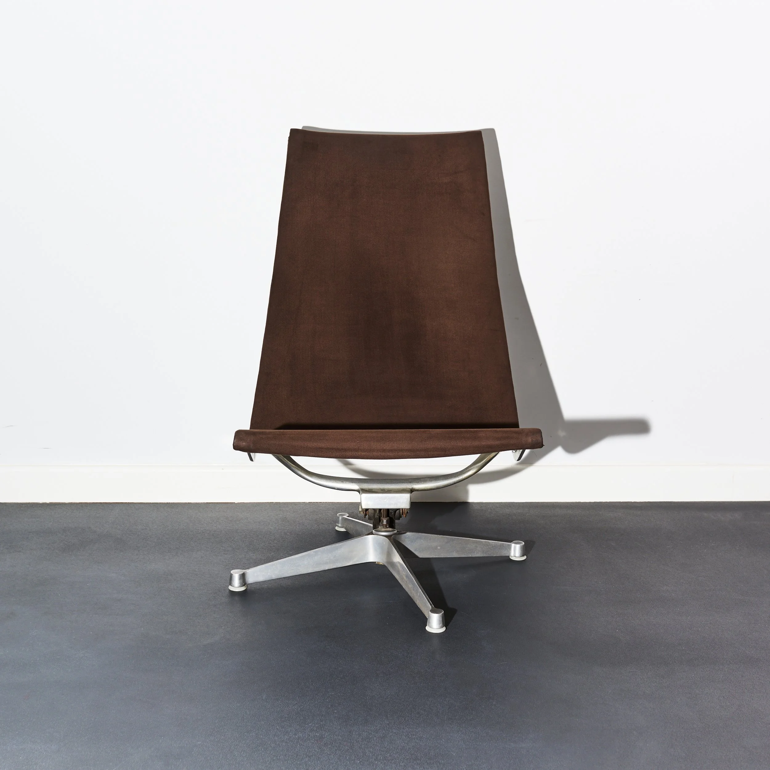 charles.ray.eames.no.684.reclining.chair.indoor.outdoor.herman.miller.1958 2.jpg
