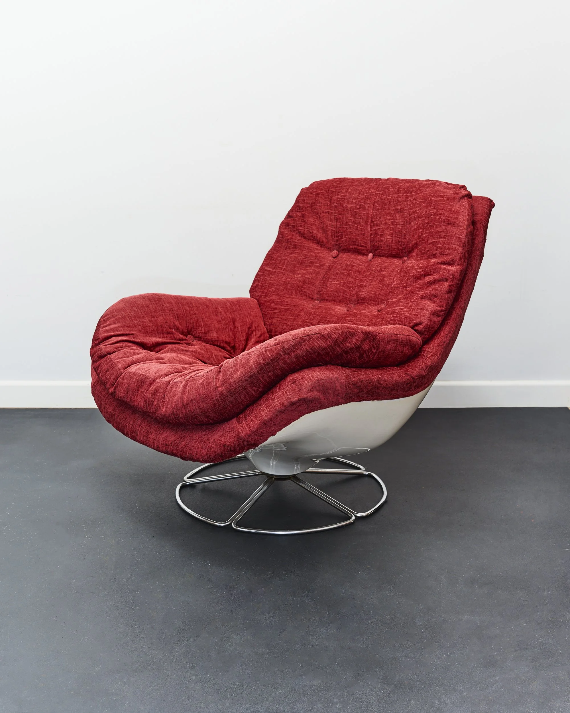 space.age.white.swivel.fibreglass.lounge.chair.red.karate.elda 4.jpg