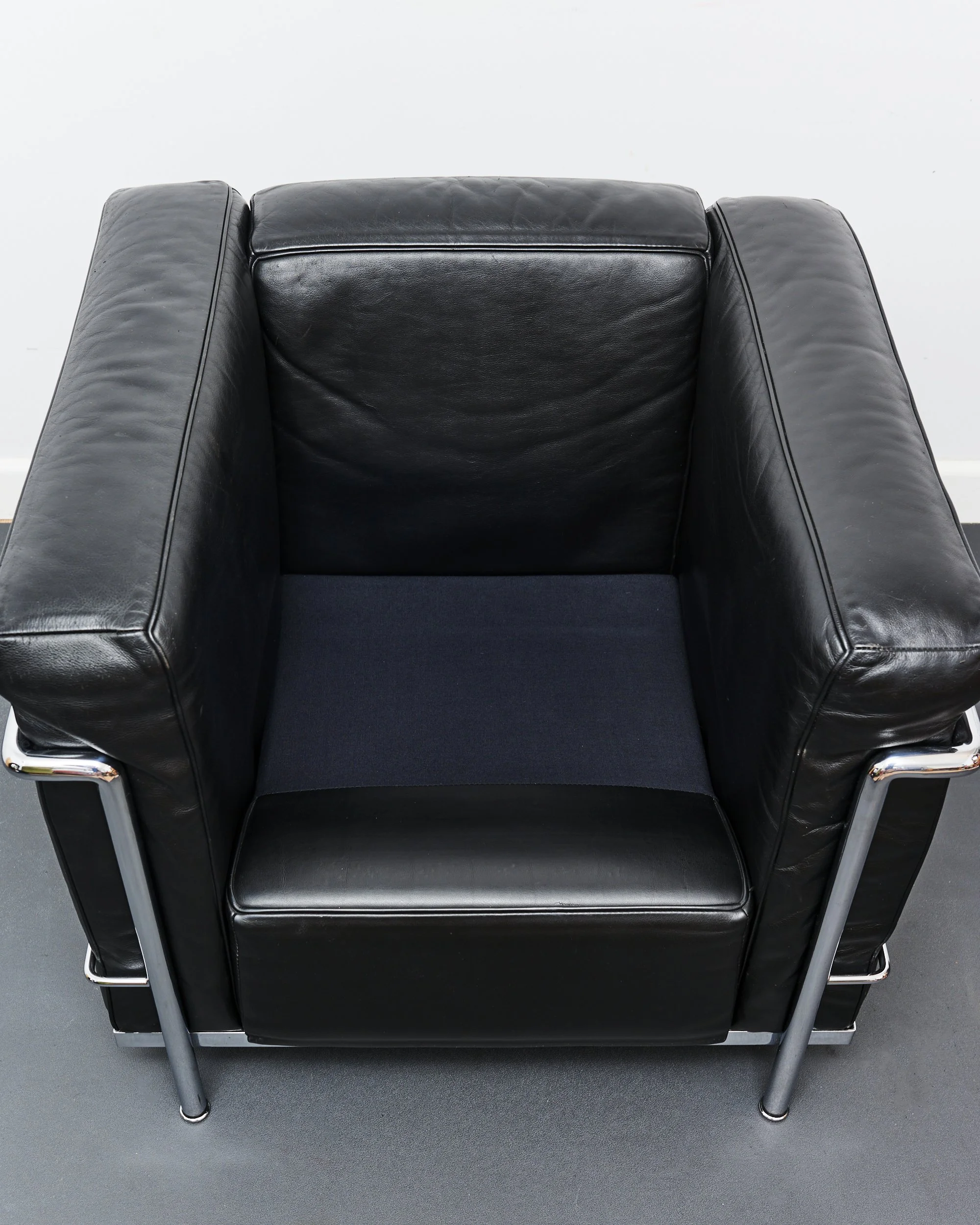 cassina.lc2.Fauteuil.Grand.Confort.petit.modèle.le.corbusier.20251029.FURNITURE24379.jpg
