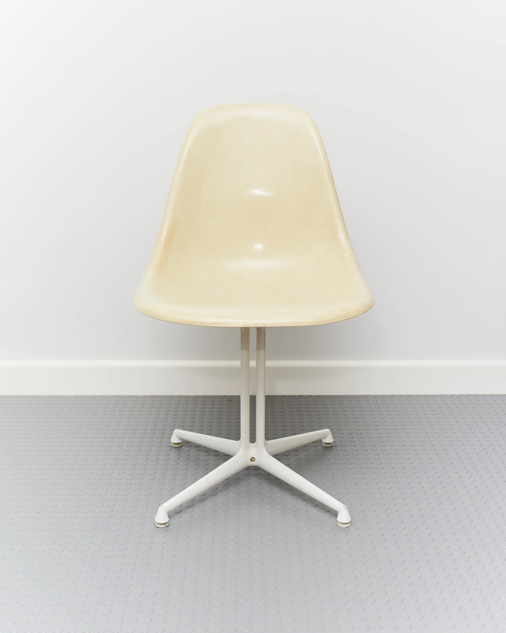 vintage.charles.ray.eames.la.fonda.chair.white.fibreglass.herman.miller.1960 6.jpg