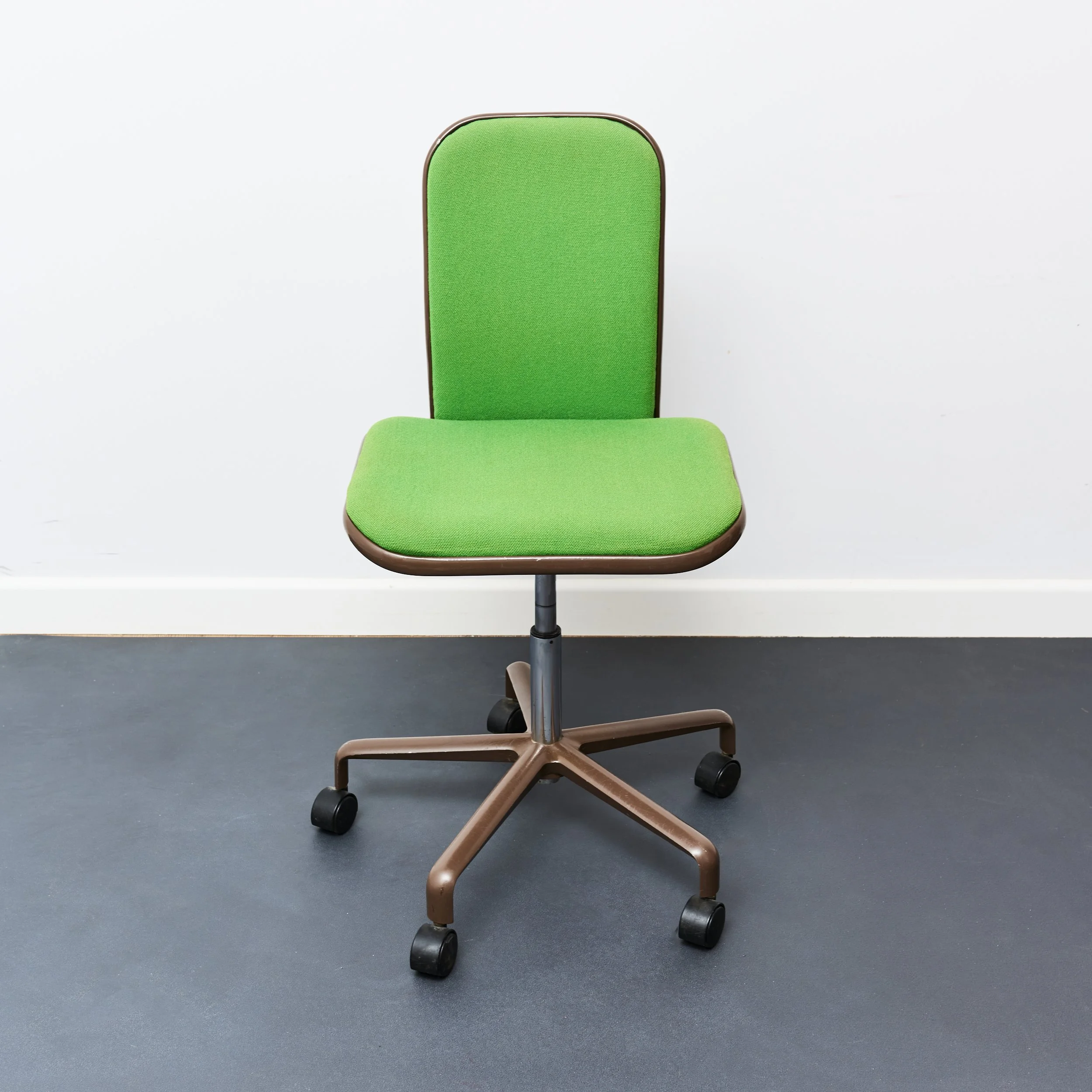 frederick.scott.supporto.office.chair.hille.1980 3.jpg