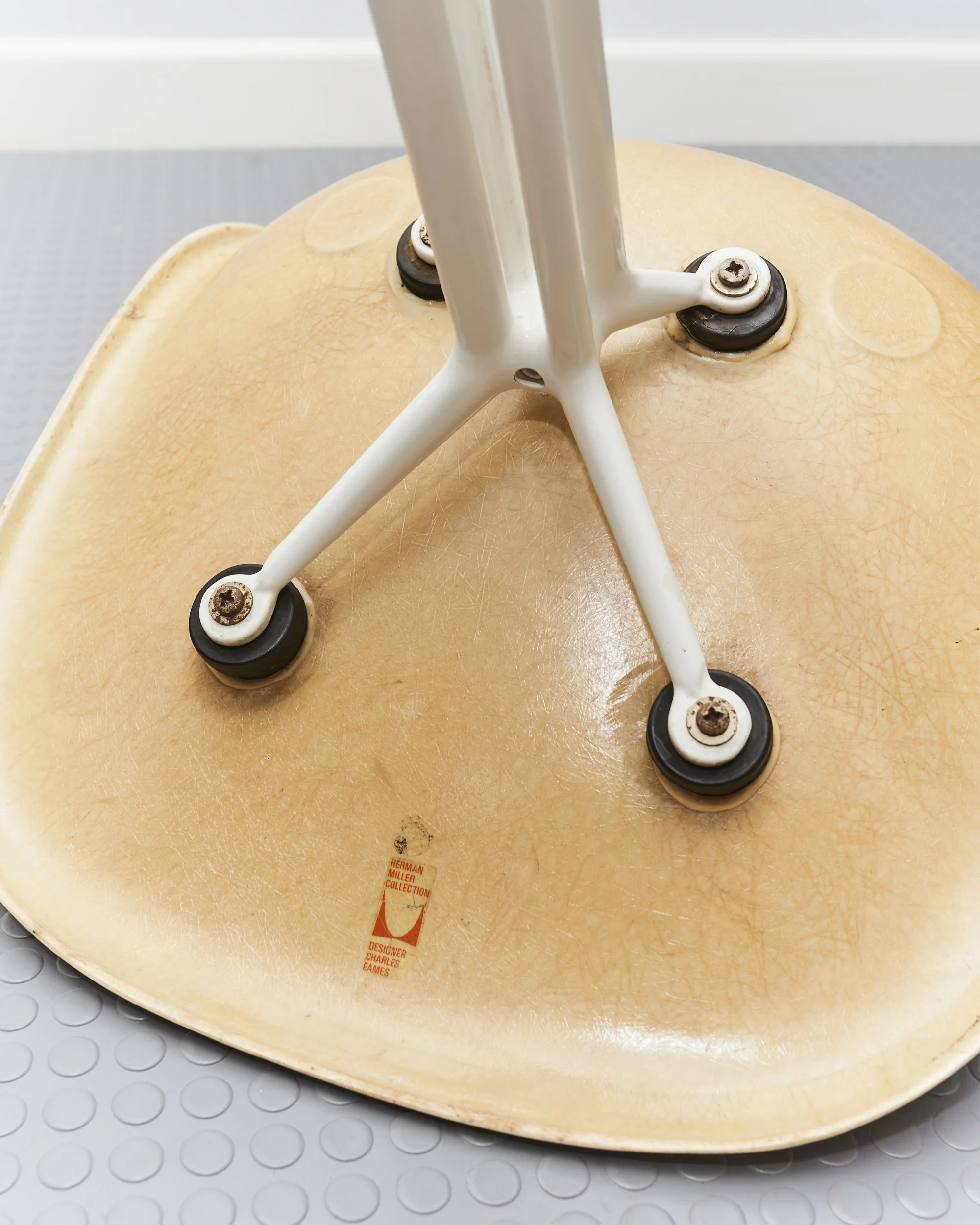 vintage.charles.ray.eames.la.fonda.chair.white.fibreglass.herman.miller.1960 7.jpg