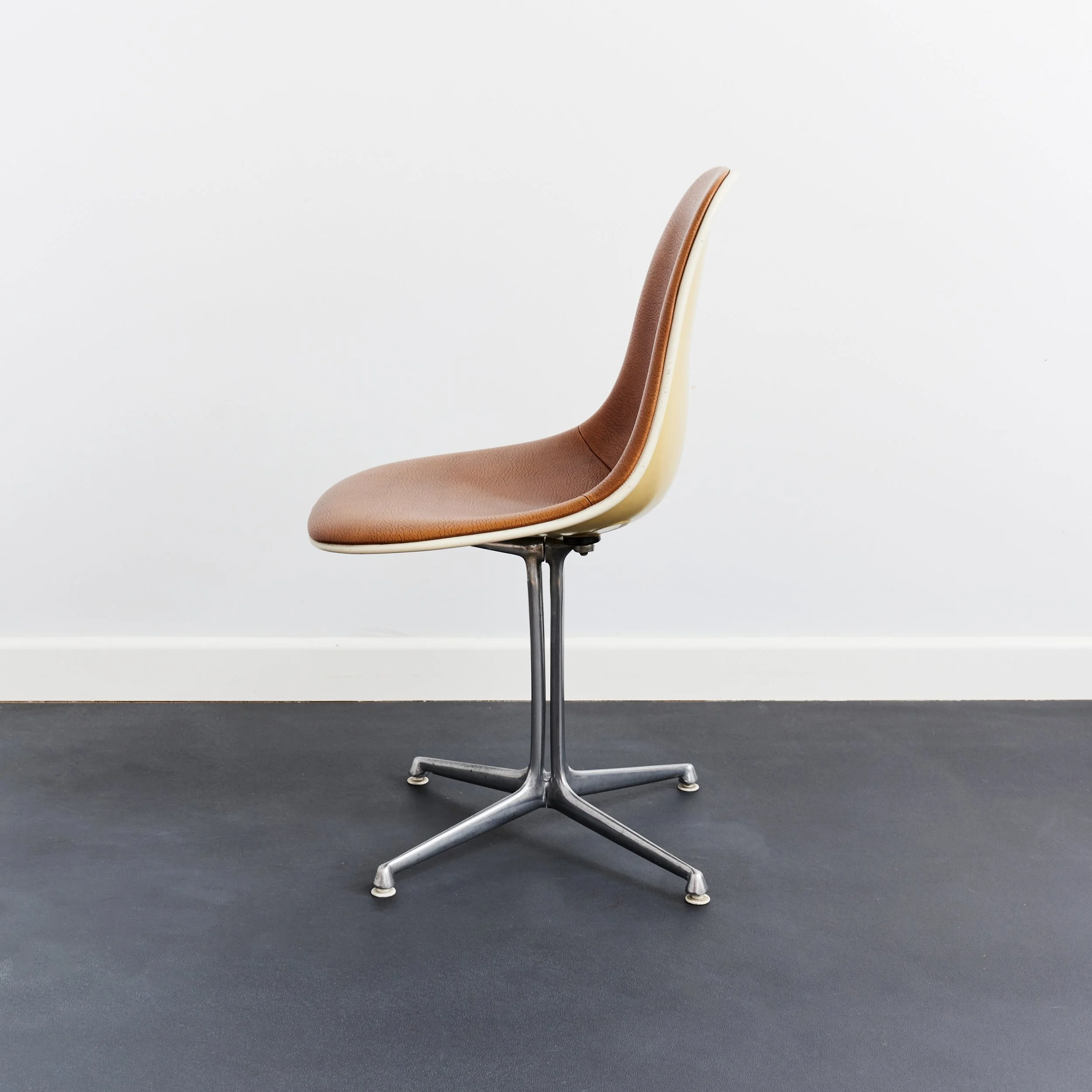 charles.ray.eames.la.fonda.side.chair.model.1700-1.leather.glassfibre.herman.miller 7.jpg