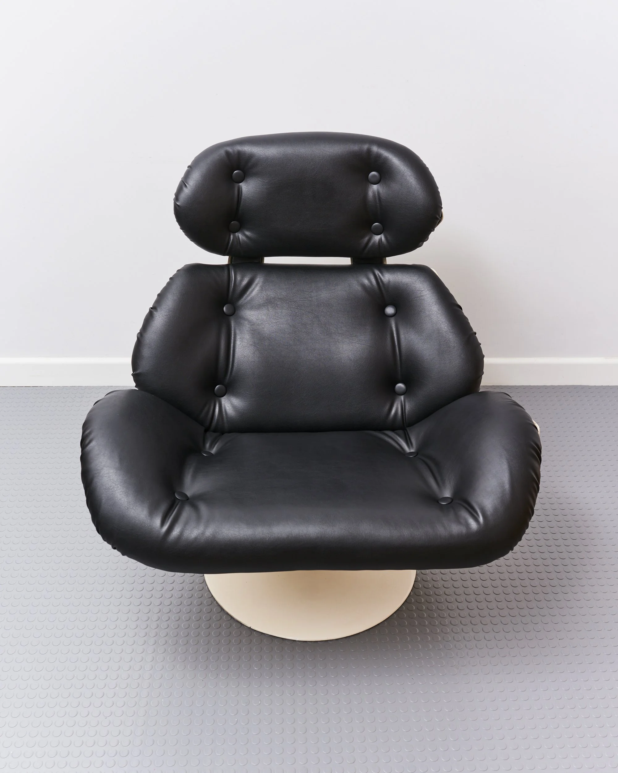 lurashell.swivel.space.age.lounge.chair.glassfibre.leather.1970 5.jpg