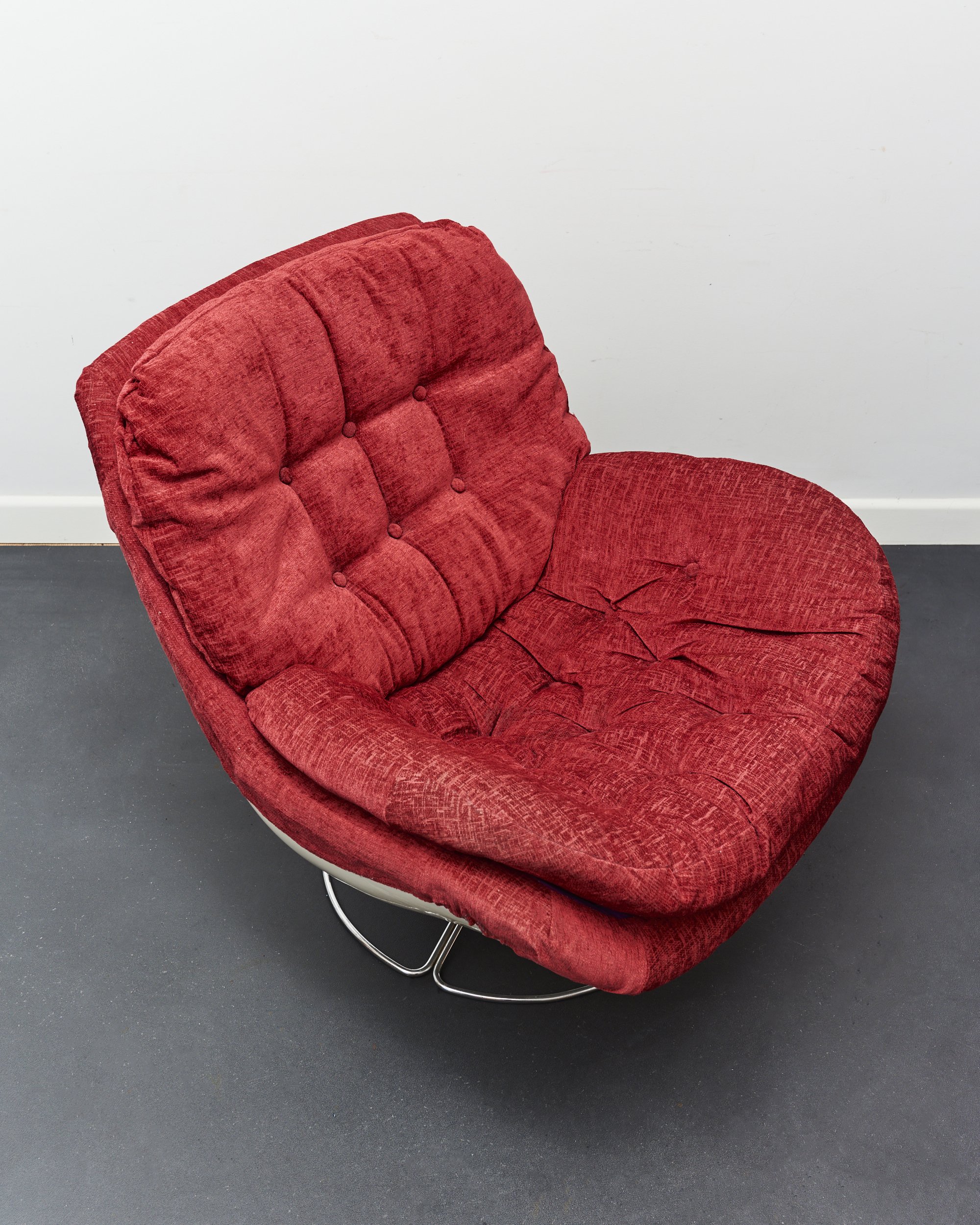 space.age.white.swivel.fibreglass.lounge.chair.red.karate.elda 8.jpg