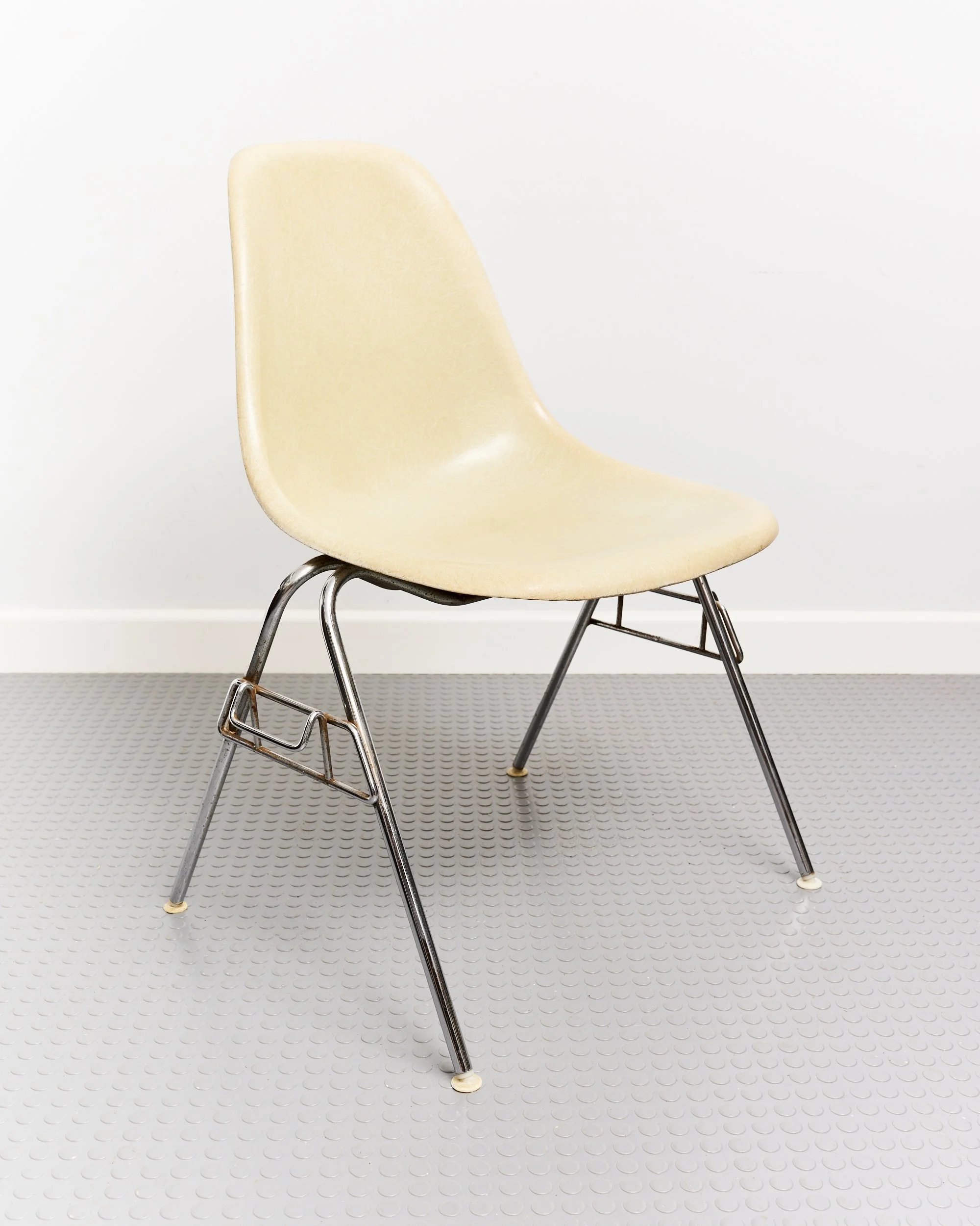 charles.ray.eames.fibreglass.dss.chairs.herman.miller.1960 1.jpg
