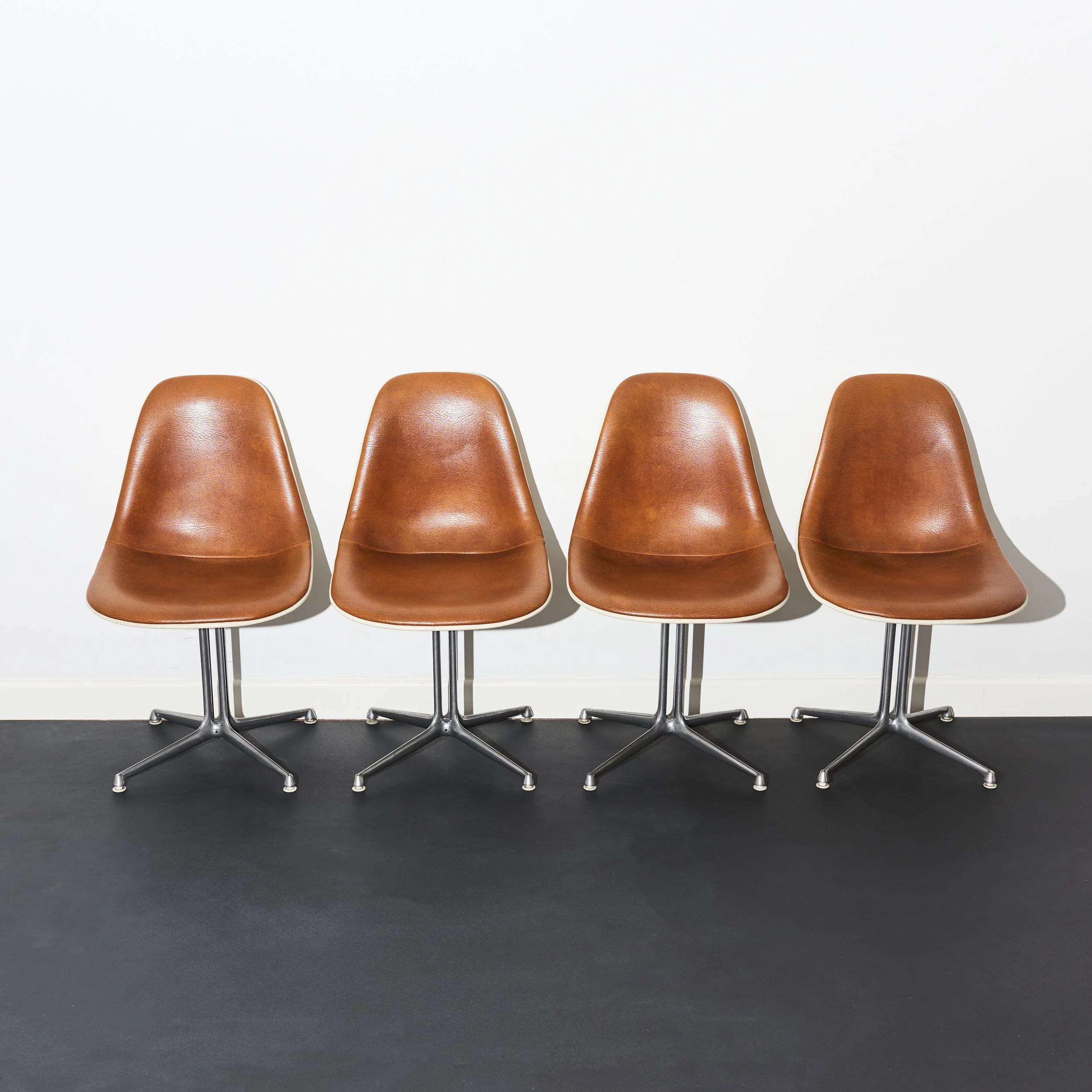 charles.ray.eames.la.fonda.side.chair.model.1700-1.leather.glassfibre.herman.miller 1.jpg