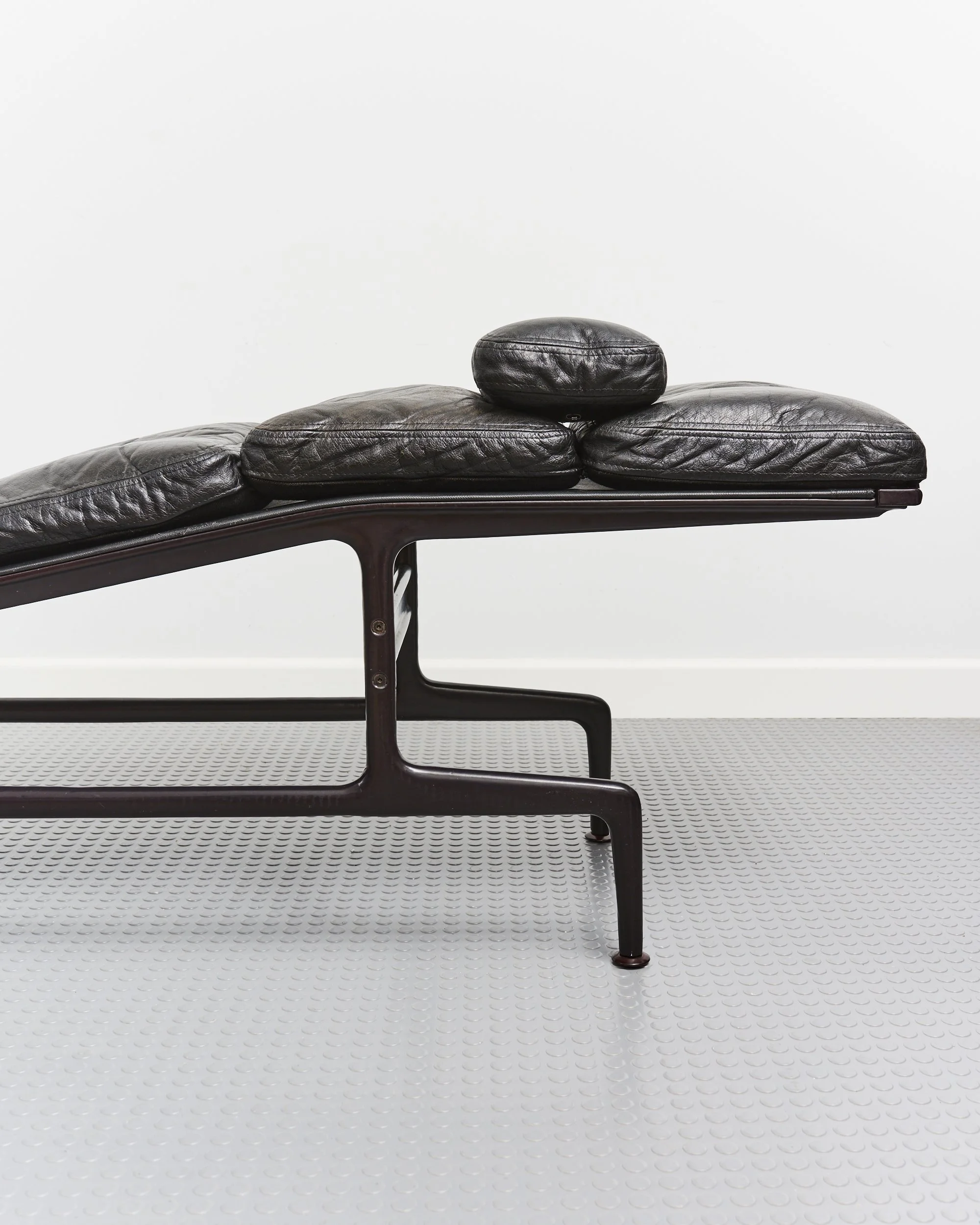 eames.herman.miller.billy.wilder.daybed.chaise.lounge.es106.leather.1970 2.jpg