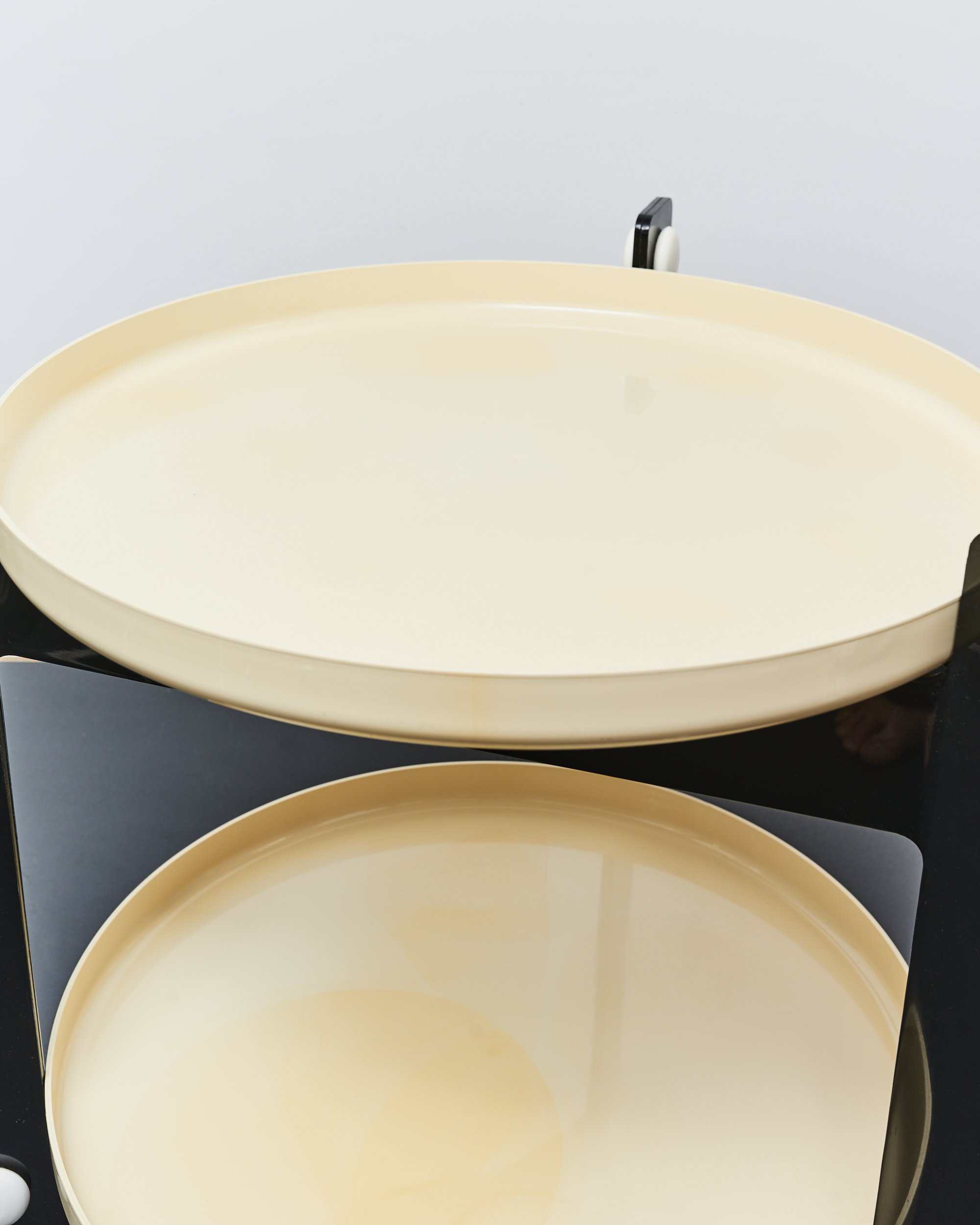 luigi.massoni.guzzini.bar.trolley.space.age.1970.two.tier 3.jpg