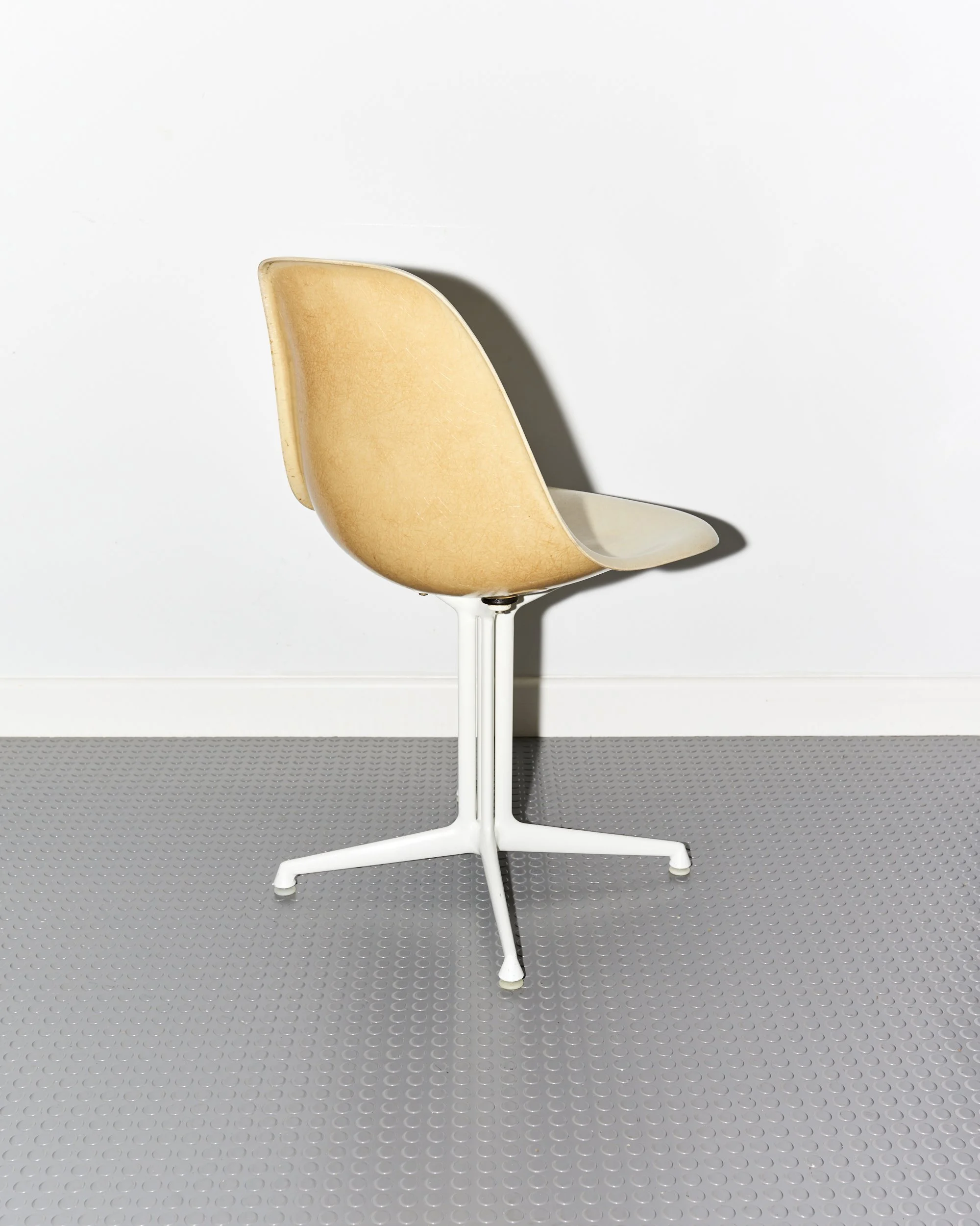 vintage.charles.ray.eames.la.fonda.chair.white.fibreglass.herman.miller.1960 3.jpg
