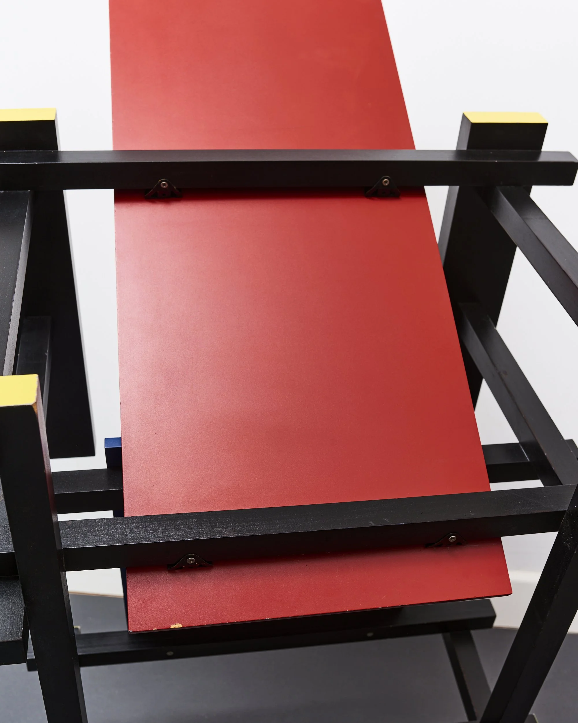 red.blue.chair.gerrit.rietveld.de.stijl.dutch.groenekan.1918 11.jpg