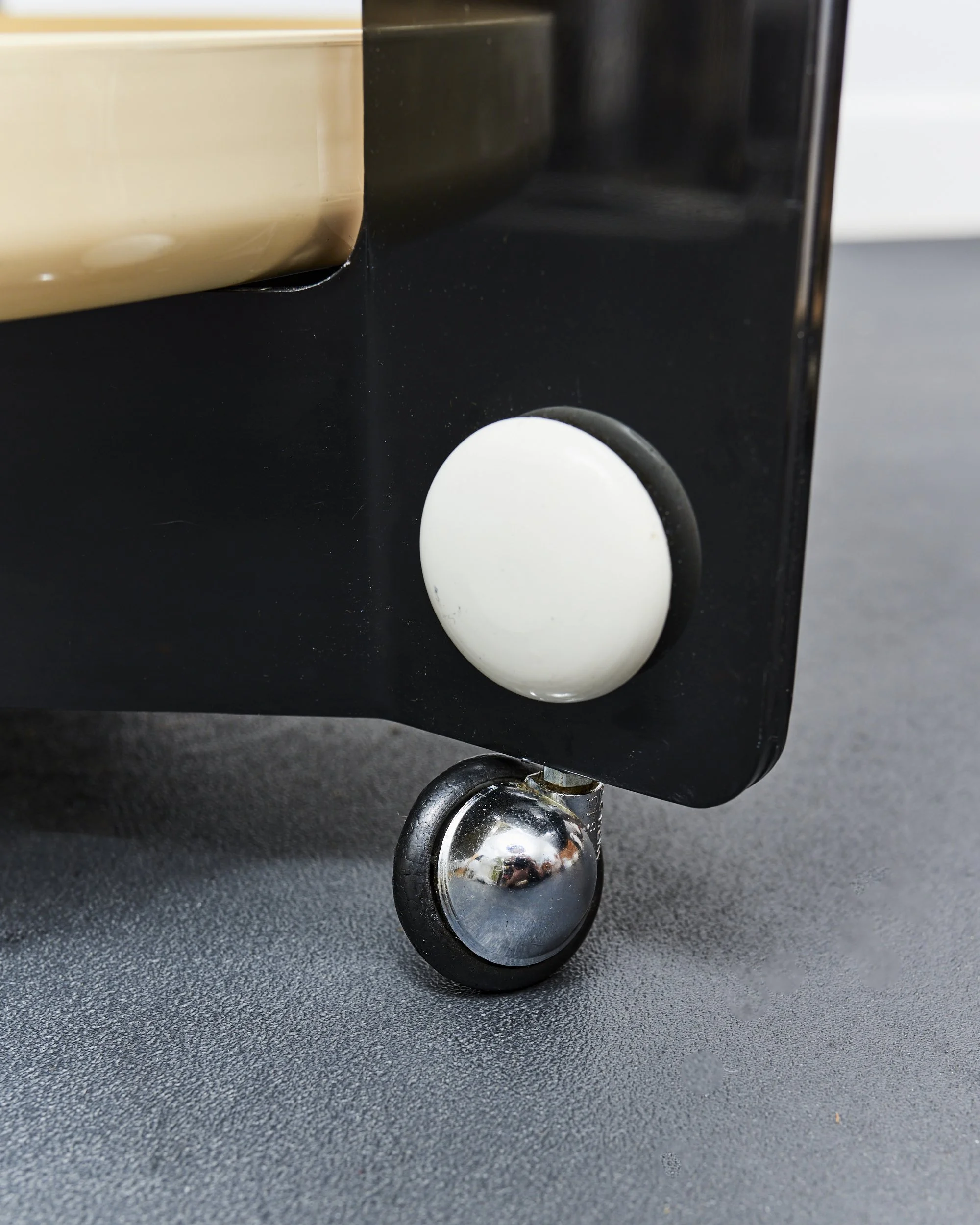 luigi.massoni.guzzini.bar.trolley.space.age.1970.two.tier 4.jpg