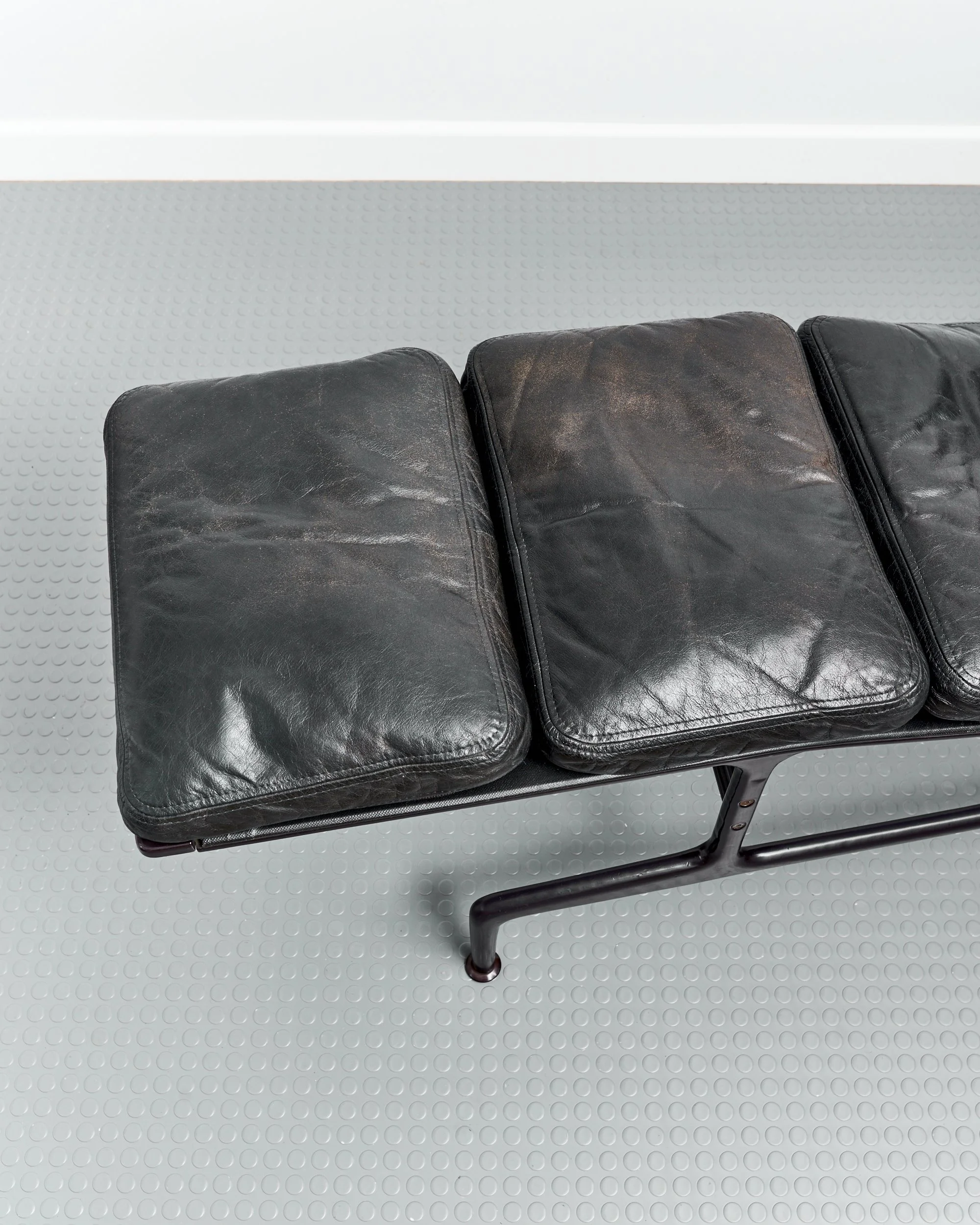 eames.herman.miller.billy.wilder.daybed.chaise.lounge.es106.leather.1970 11.jpg
