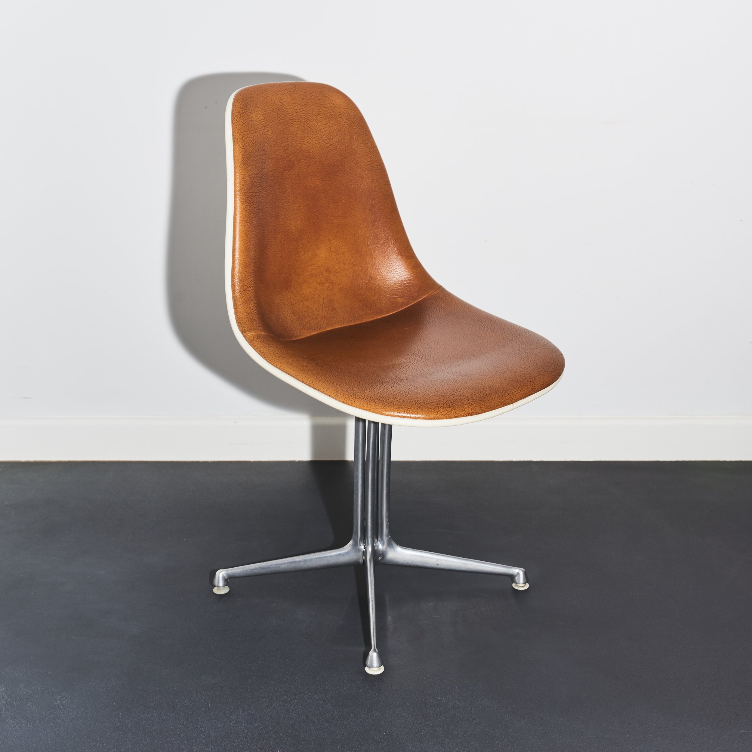 charles.ray.eames.la.fonda.side.chair.model.1700-1.leather.glassfibre.herman.miller 9.jpg