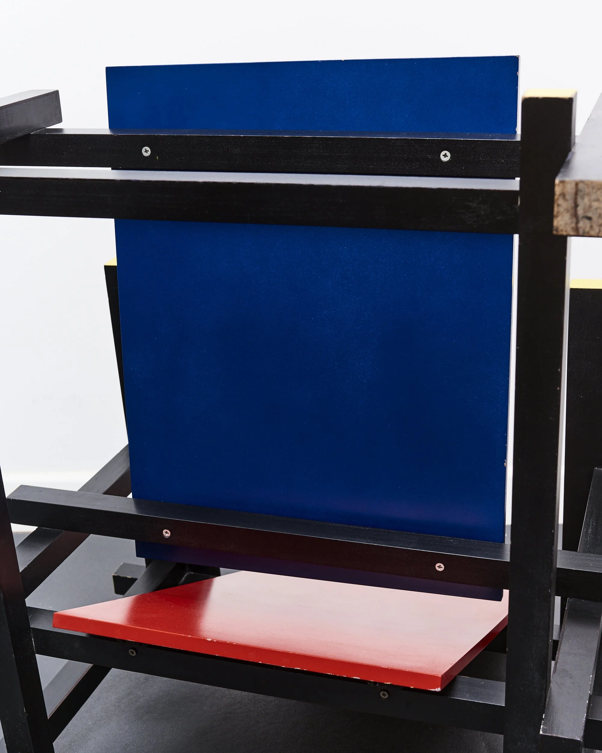 red.blue.chair.gerrit.rietveld.de.stijl.dutch.groenekan.1918 10.jpg