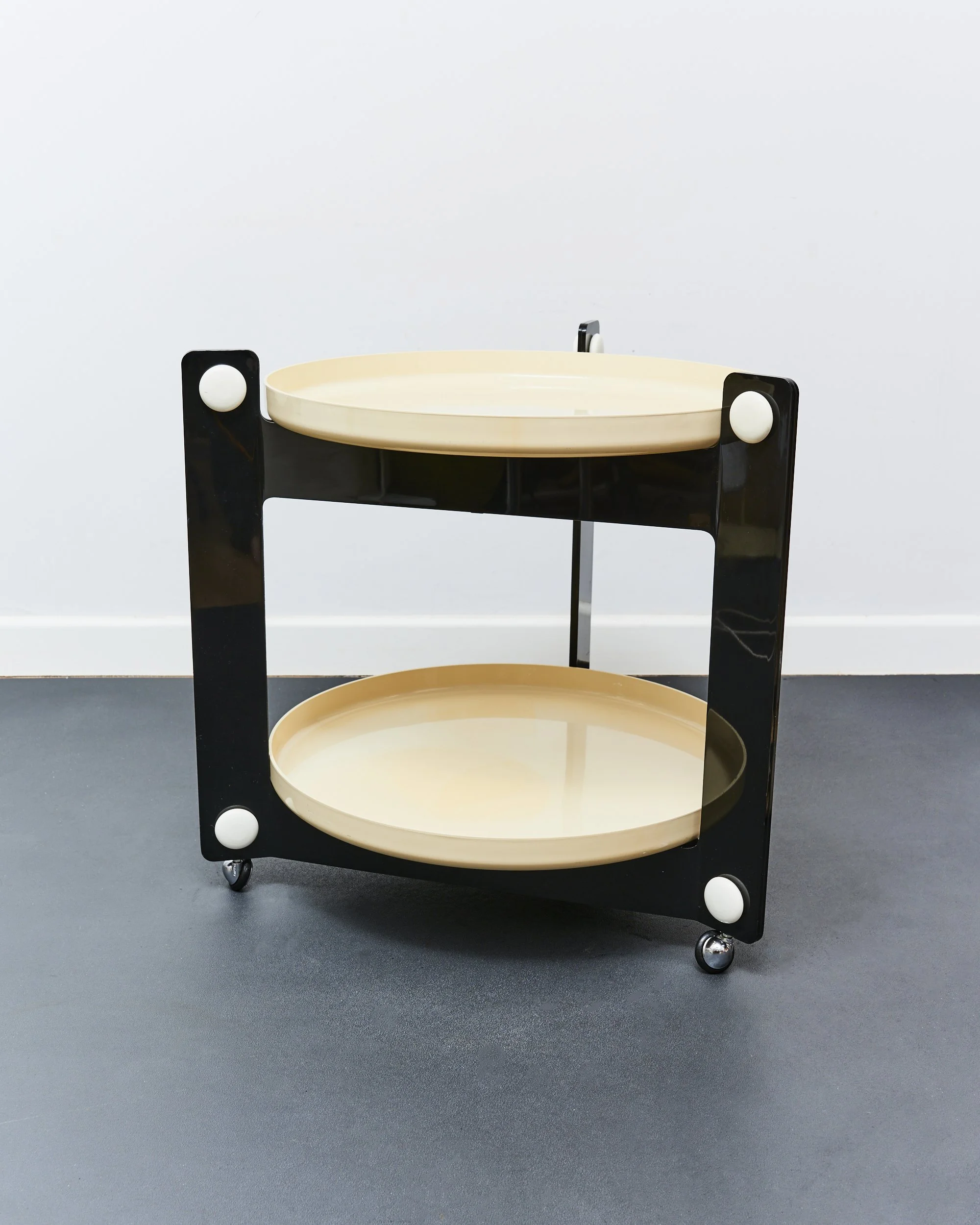 luigi.massoni.guzzini.bar.trolley.space.age.1970.two.tier 2.jpg