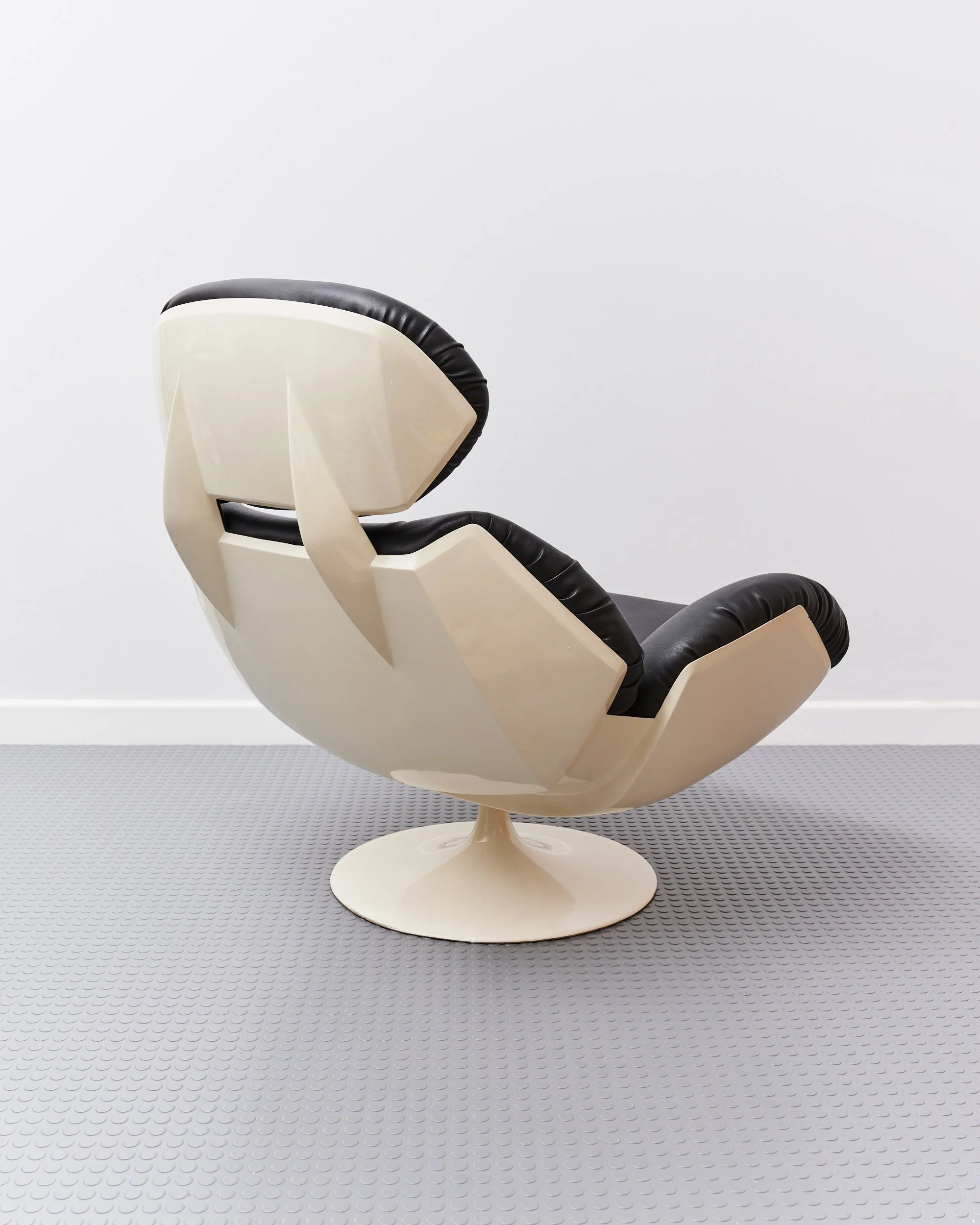 lurashell.swivel.space.age.lounge.chair.glassfibre.leather.1970 3.jpg