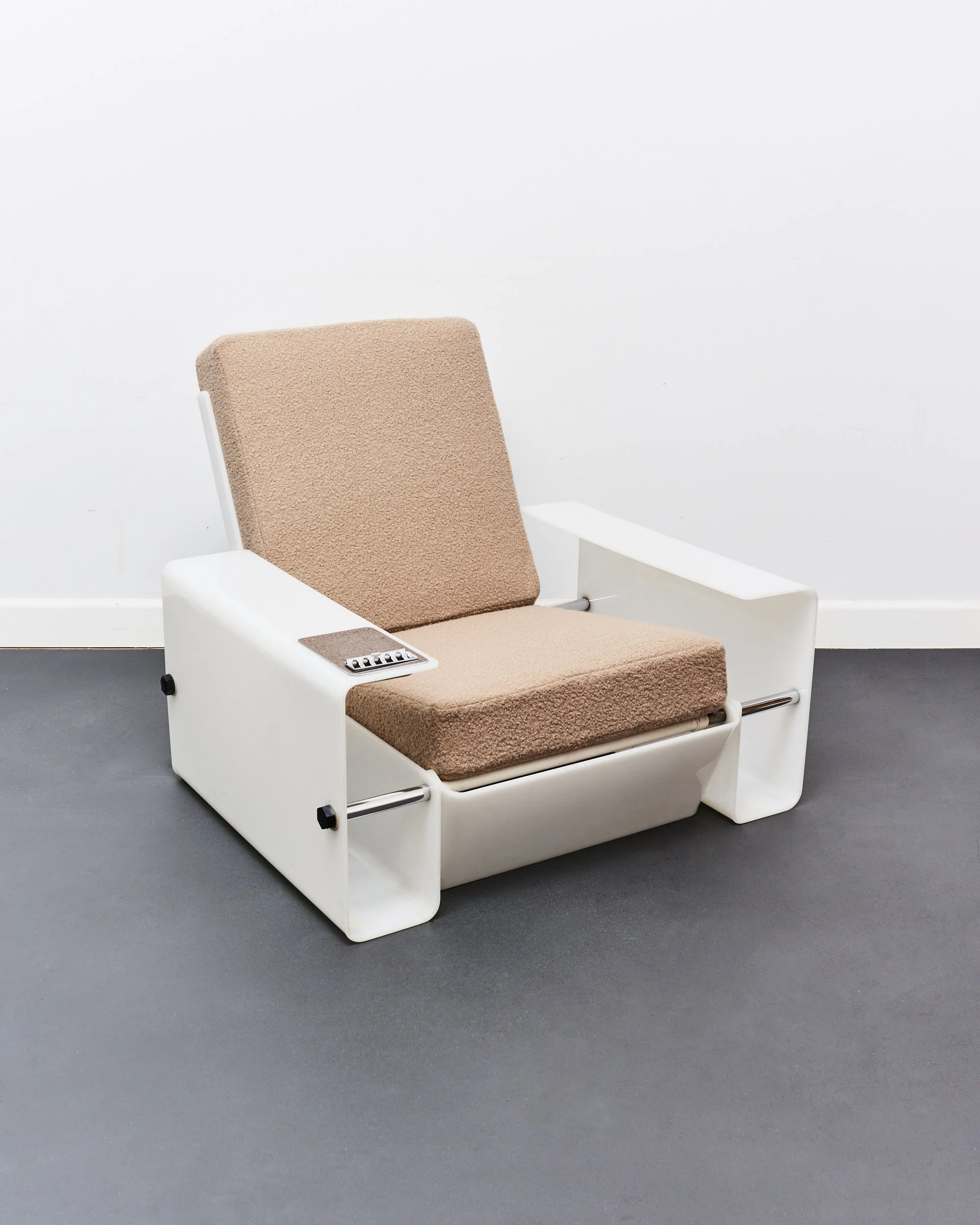 peter.banks.david.heeley.lounge.chair.1960.space.age.jpg