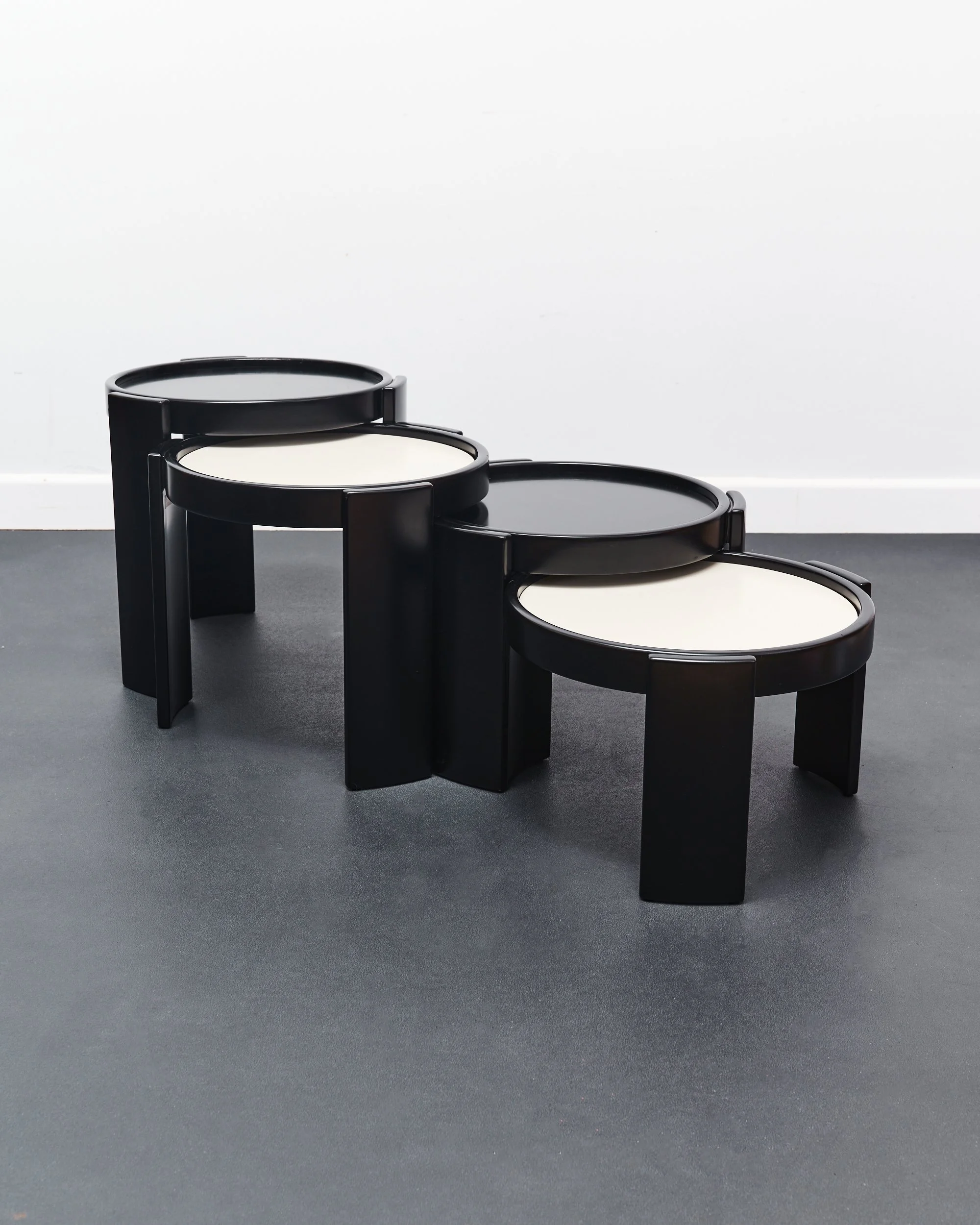 gianfranco.frattini.model.783.nestling.tables.cassina.1960s 1.jpg