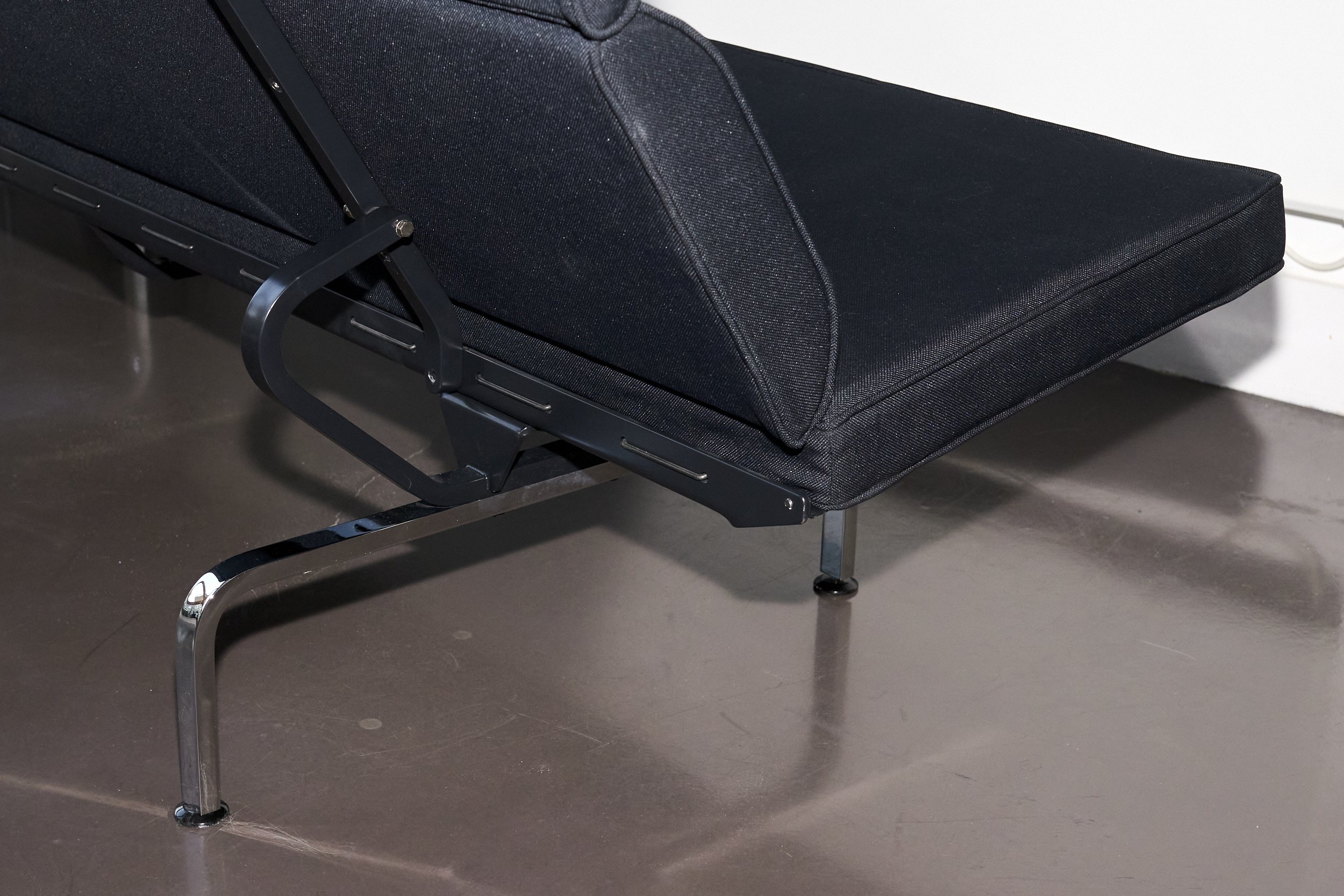 Charles.ray.eames.herman.miller.vitra.compact.sofa.2007.black 7.jpg