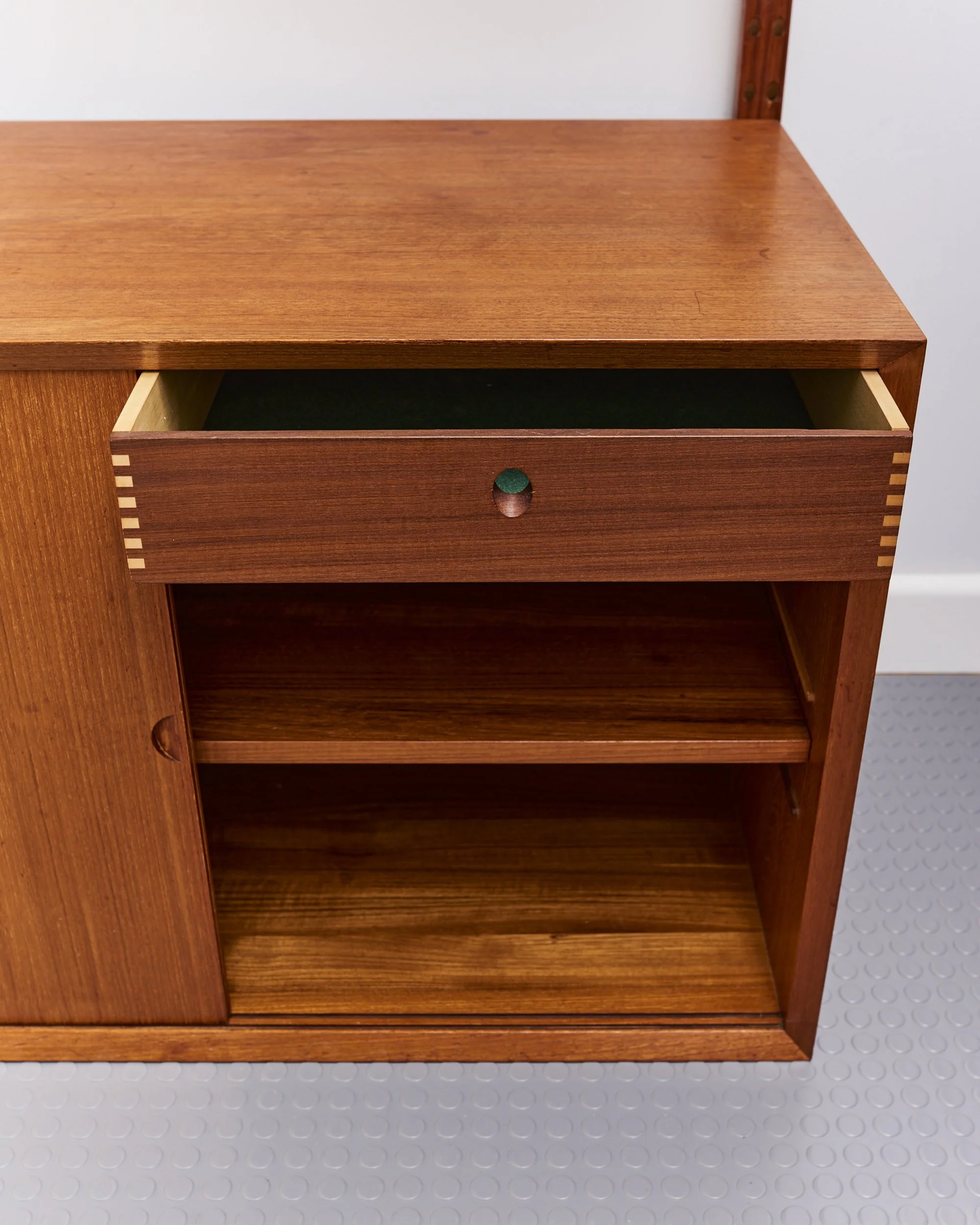 poul.cadovius.royal.system.wall.unit.cado.denmark.c.1950 2.jpg
