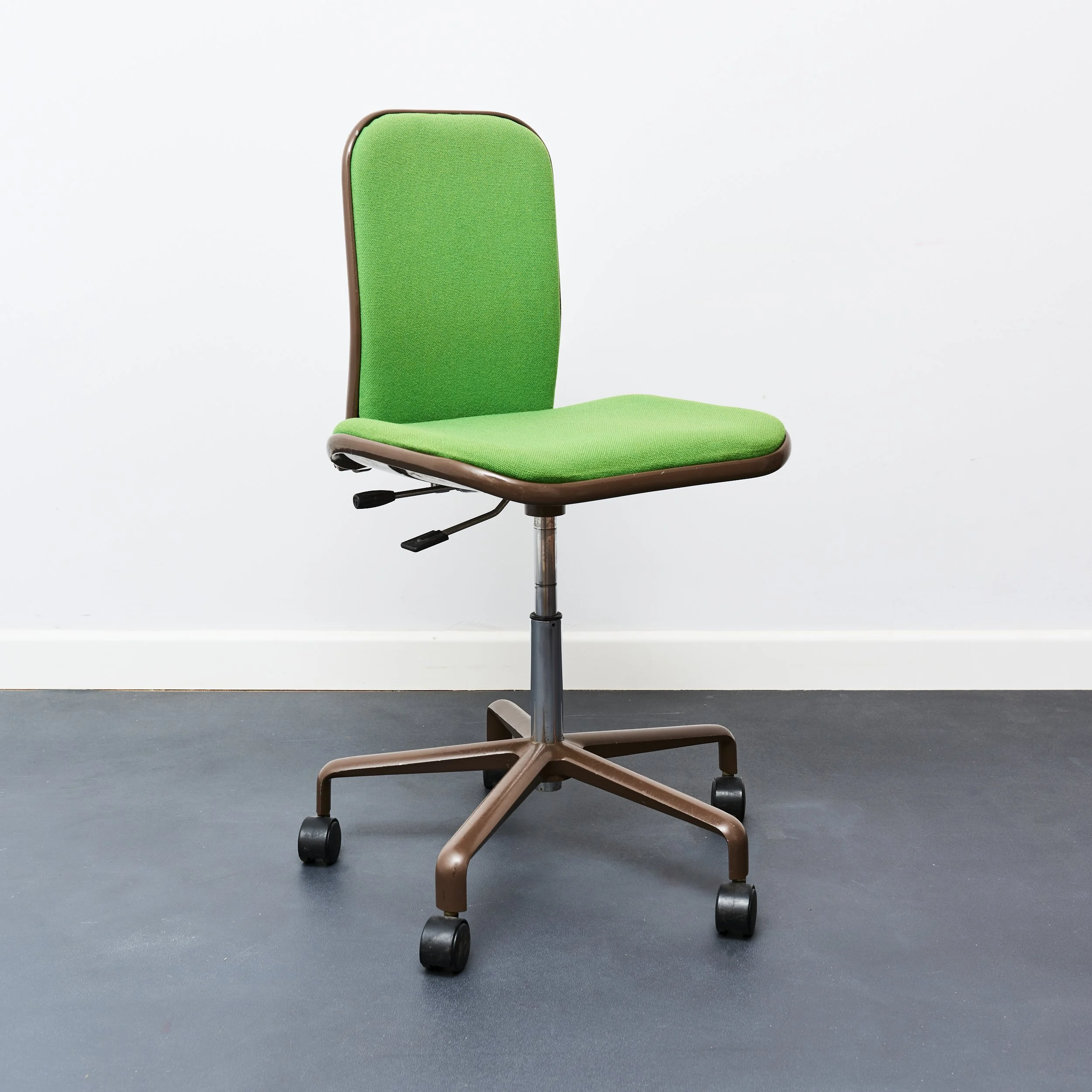 frederick.scott.supporto.office.chair.hille.1980.jpg