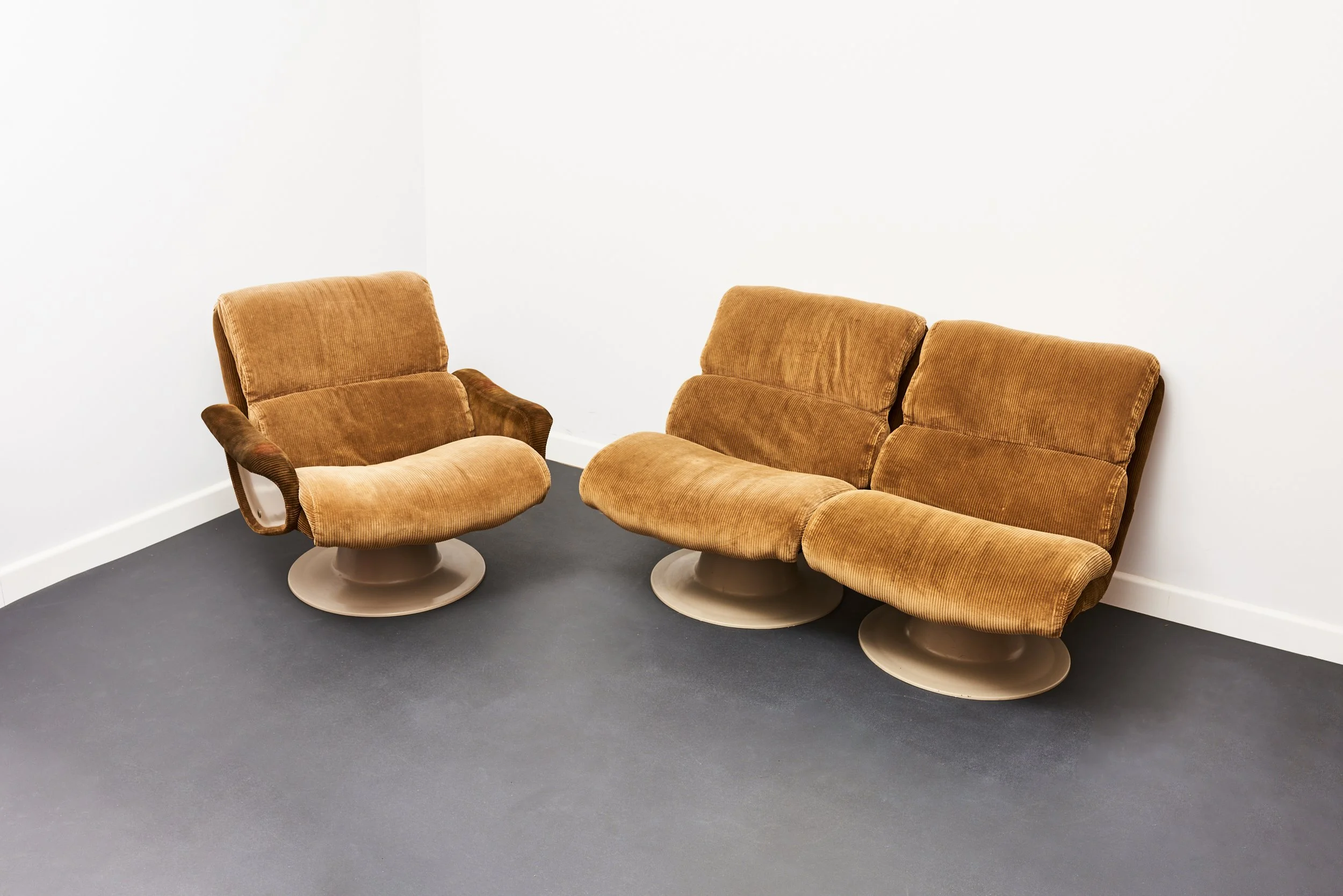 yrjo.kukkapuro.haimi.finland.c.saturnus.1960.space.age.corduroy.brown.armrests 1.jpg