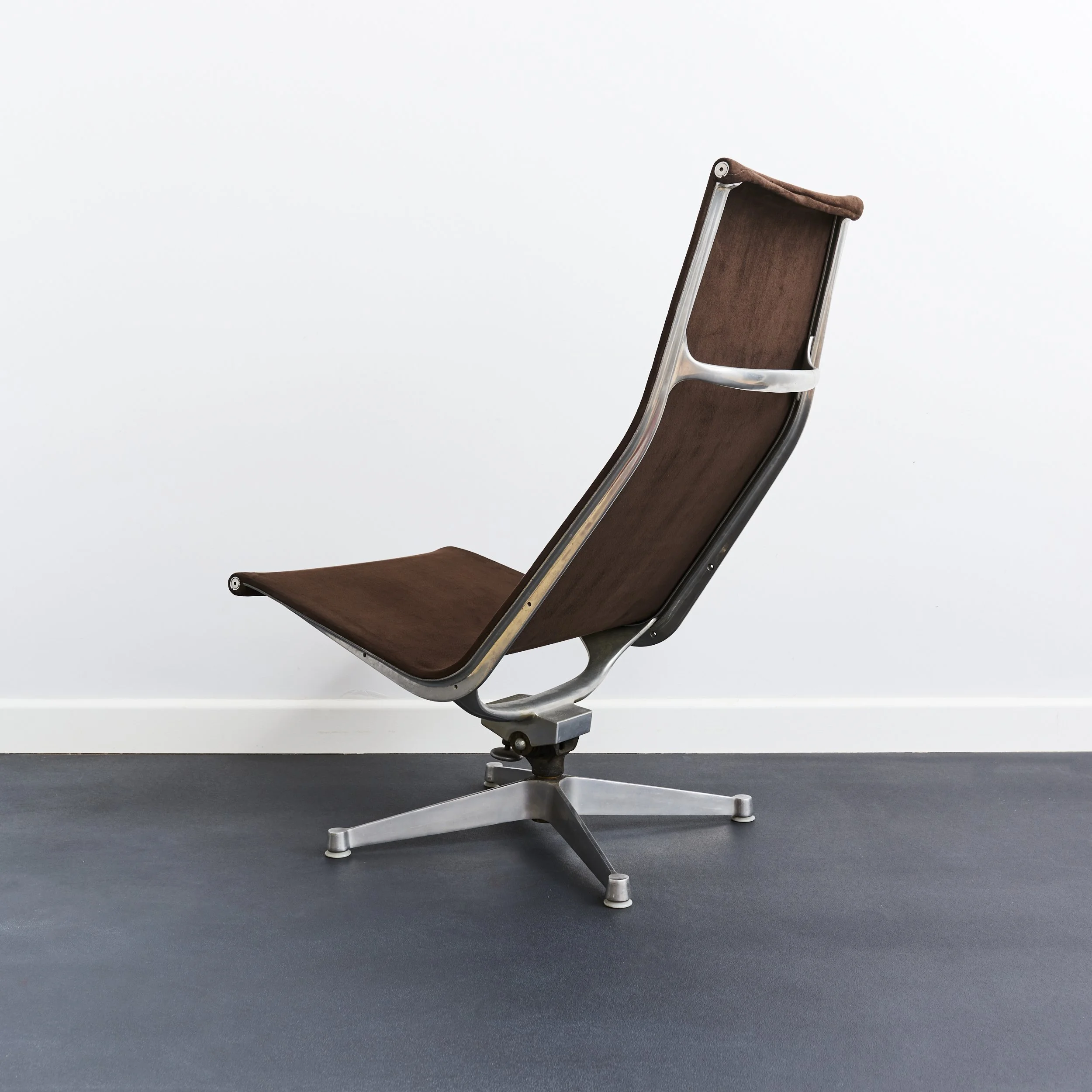 charles.ray.eames.no.684.reclining.chair.indoor.outdoor.herman.miller.1958 6.jpg