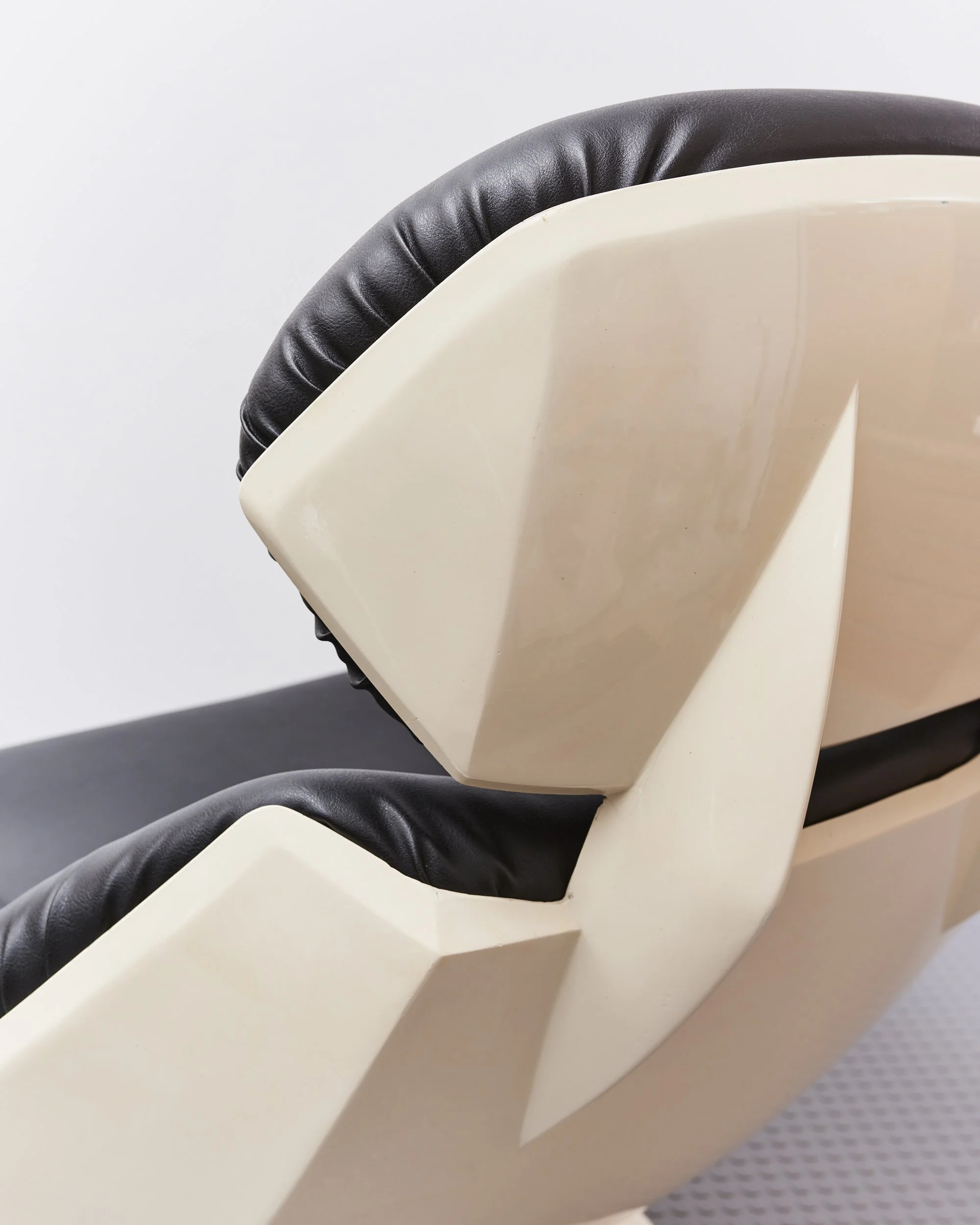 lurashell.swivel.space.age.lounge.chair.glassfibre.leather.1970 7.jpg