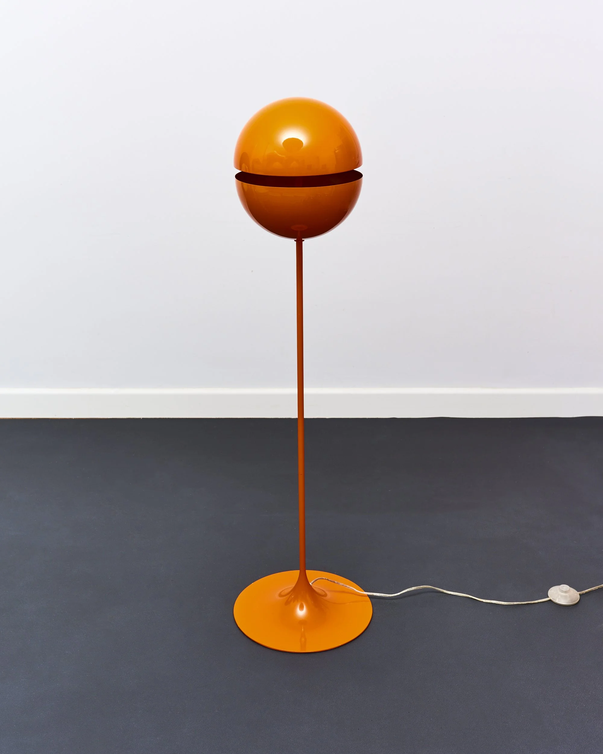 orange.sphere.floor.lamp.andrea.modica.lumess.1980 1.jpg