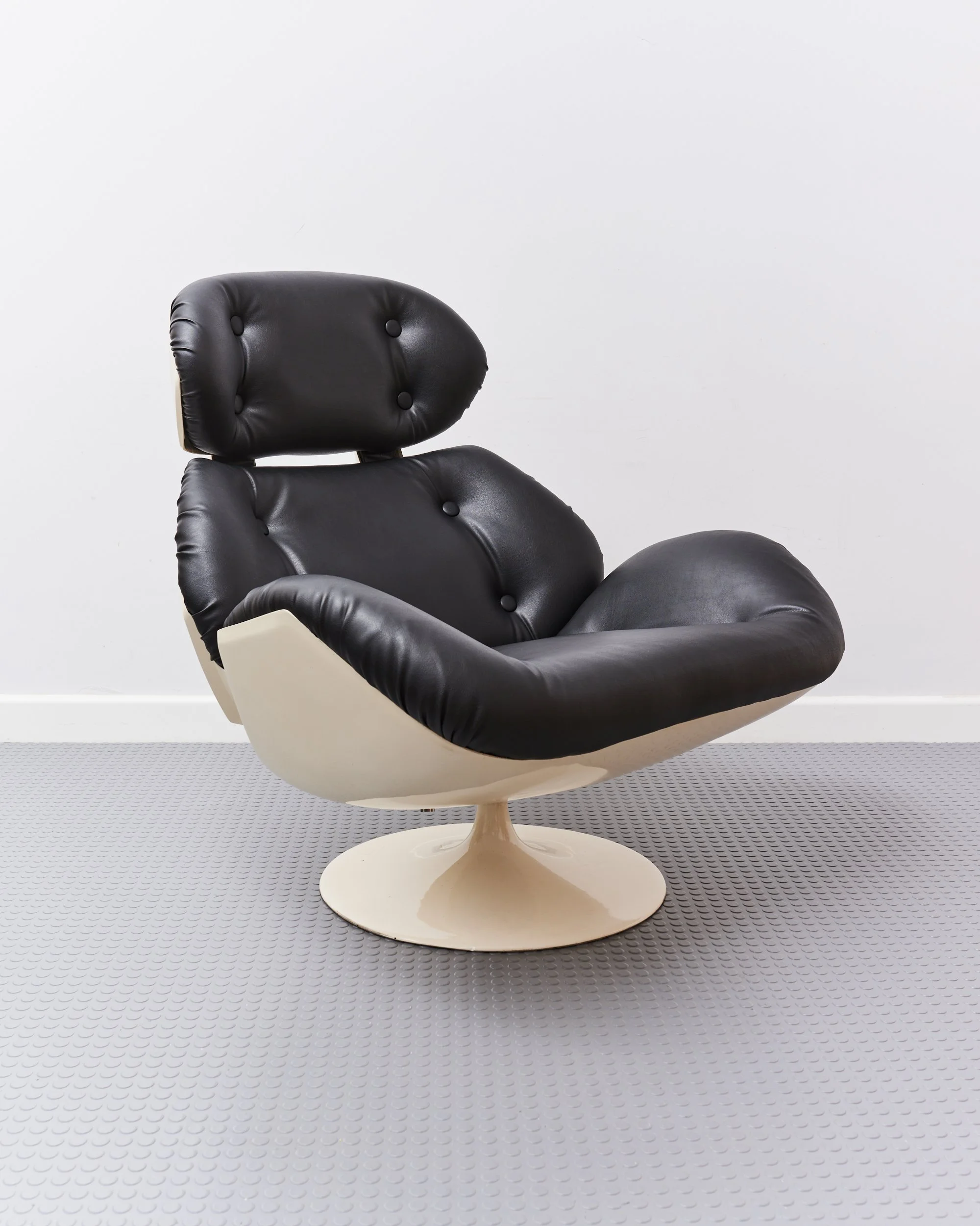 Stunning Iconic Swivel Lounge Chair in Fibreglass by British Lurashell C.1970 Space Age
