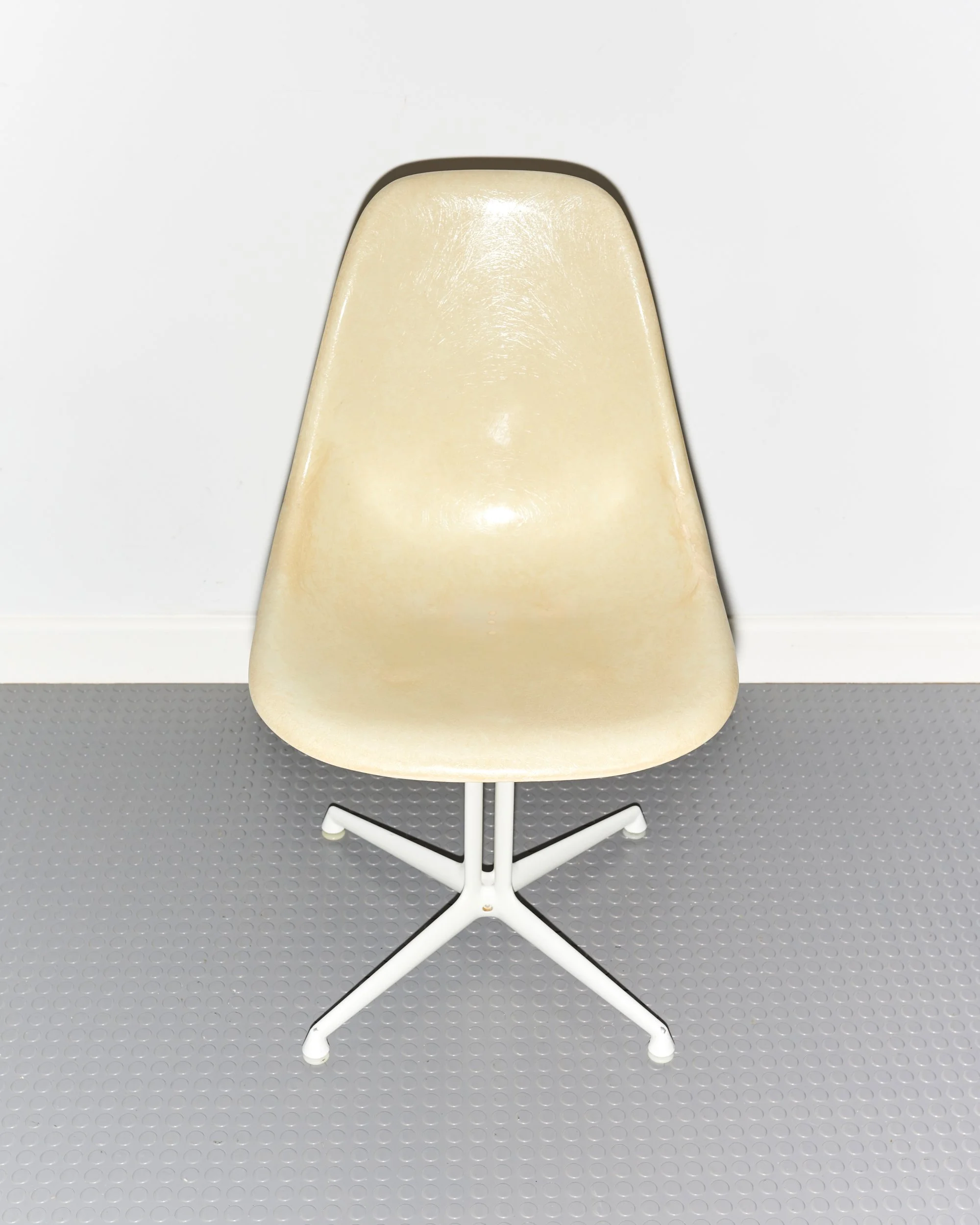 vintage.charles.ray.eames.la.fonda.chair.white.fibreglass.herman.miller.1960 5.jpg
